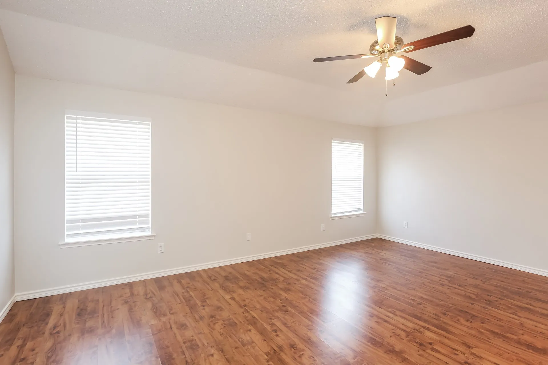Single Family Residence For Rent in Rockwall County , 2124 Twin Creek Lane, Rockwall, Texas 75087, 4 Bedroom, 4 Bathroom, 2 Garage spaces, 2,694 Sqft, built in 2001, mls#21412767, Real Estate Agent in Rockwall, Homes For Rent in Rockwall county, Homes For Rent in Rockwall, Realtor in Rockwall Texas, Real Estate Brokerage Independent Realty Texas, Luminita Cordes Realtor