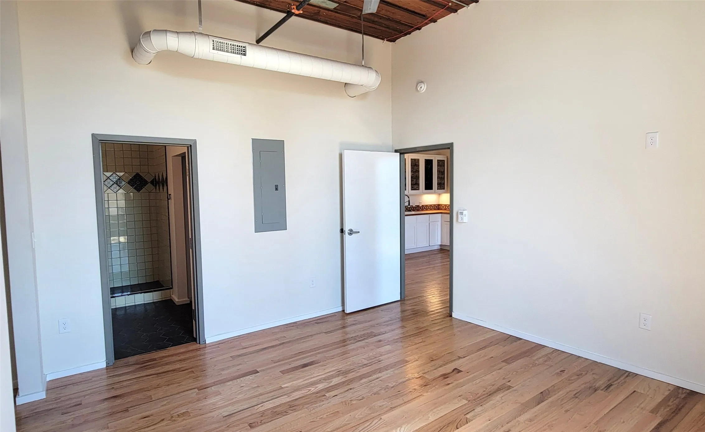Apartment For Rent in Johnson County , 201 Chambers Street 303, Cleburne, Texas 76031, 1 Bedroom, 1 Bathroom, Garage spaces, 719 Sqft, built in 1900, mls#21412775, Real Estate Agent in Cleburne, Homes For Rent in Johnson county, Homes For Rent in Cleburne, Realtor in Cleburne Texas, Real Estate Brokerage Independent Realty Texas, Luminita Cordes Realtor