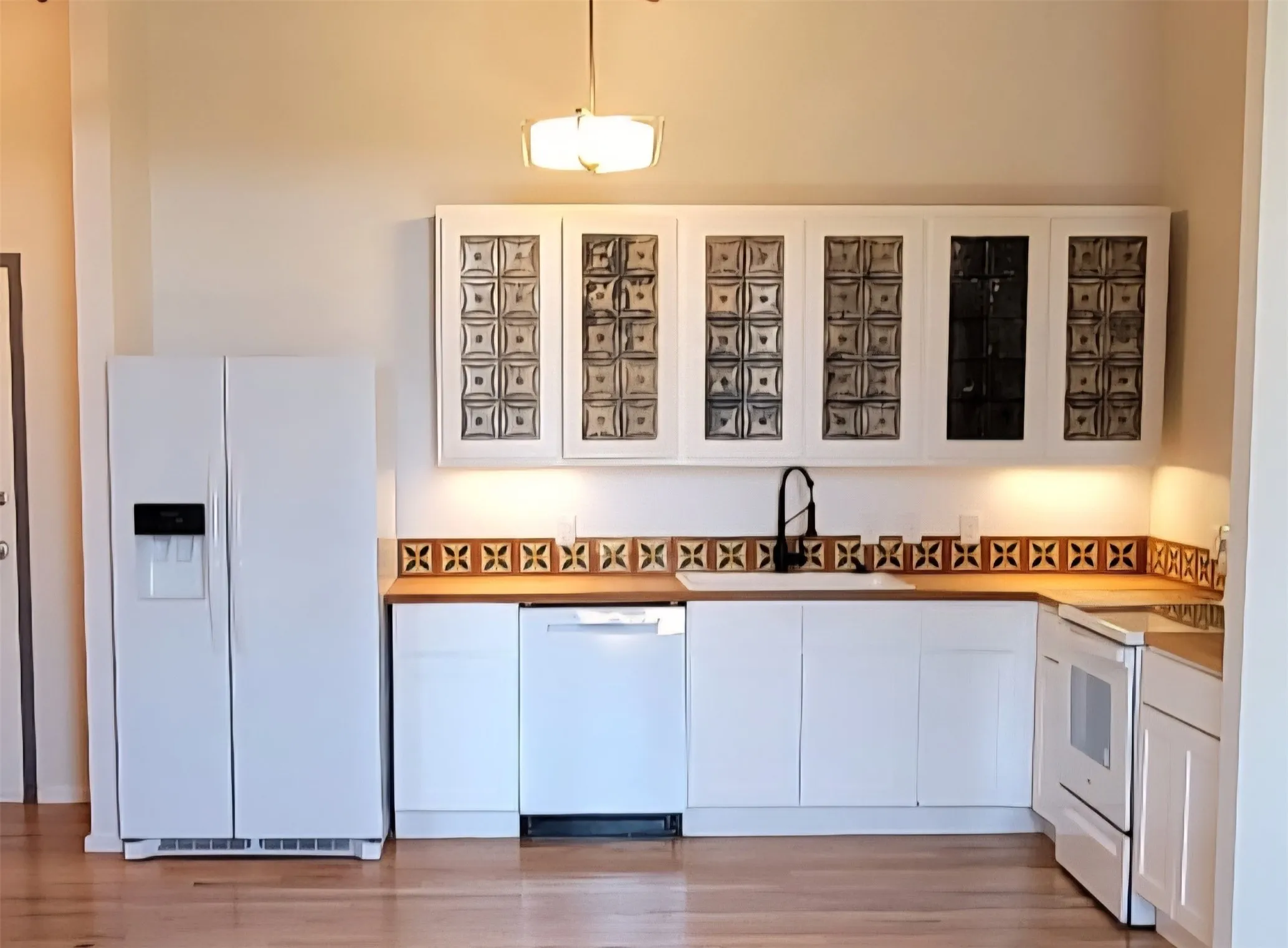 Apartment For Rent in Johnson County , 201 Chambers Street 303, Cleburne, Texas 76031, 1 Bedroom, 1 Bathroom, Garage spaces, 719 Sqft, built in 1900, mls#21412775, Real Estate Agent in Cleburne, Homes For Rent in Johnson county, Homes For Rent in Cleburne, Realtor in Cleburne Texas, Real Estate Brokerage Independent Realty Texas, Luminita Cordes Realtor
