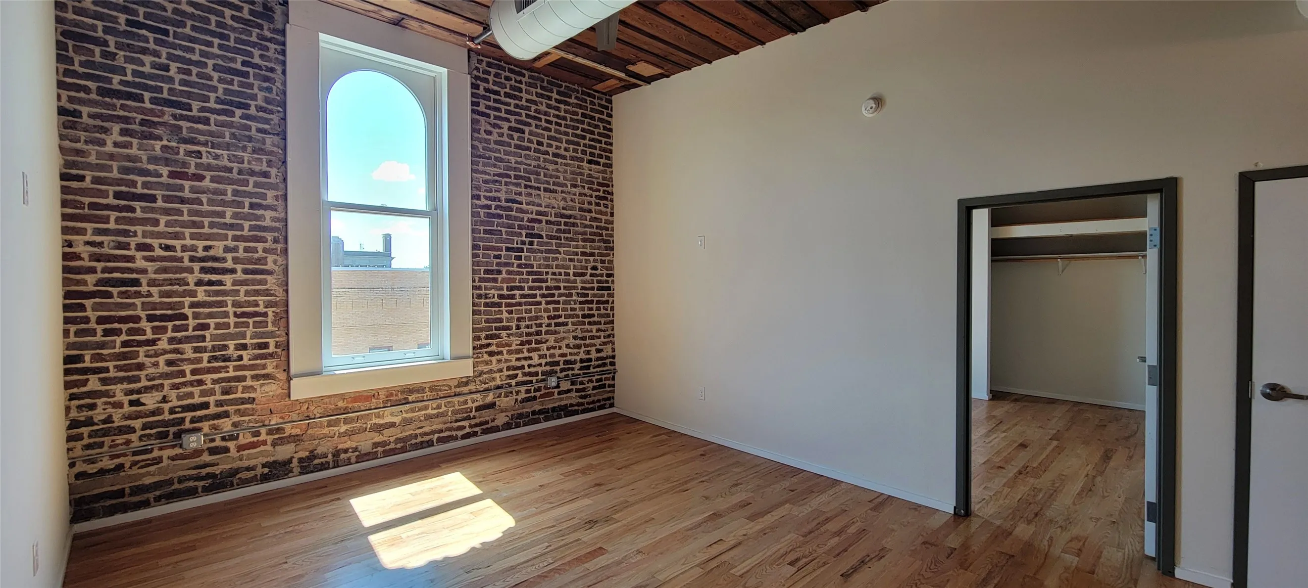 Apartment For Rent in Johnson County , 201 Chambers Street 303, Cleburne, Texas 76031, 1 Bedroom, 1 Bathroom, Garage spaces, 719 Sqft, built in 1900, mls#21412775, Real Estate Agent in Cleburne, Homes For Rent in Johnson county, Homes For Rent in Cleburne, Realtor in Cleburne Texas, Real Estate Brokerage Independent Realty Texas, Luminita Cordes Realtor