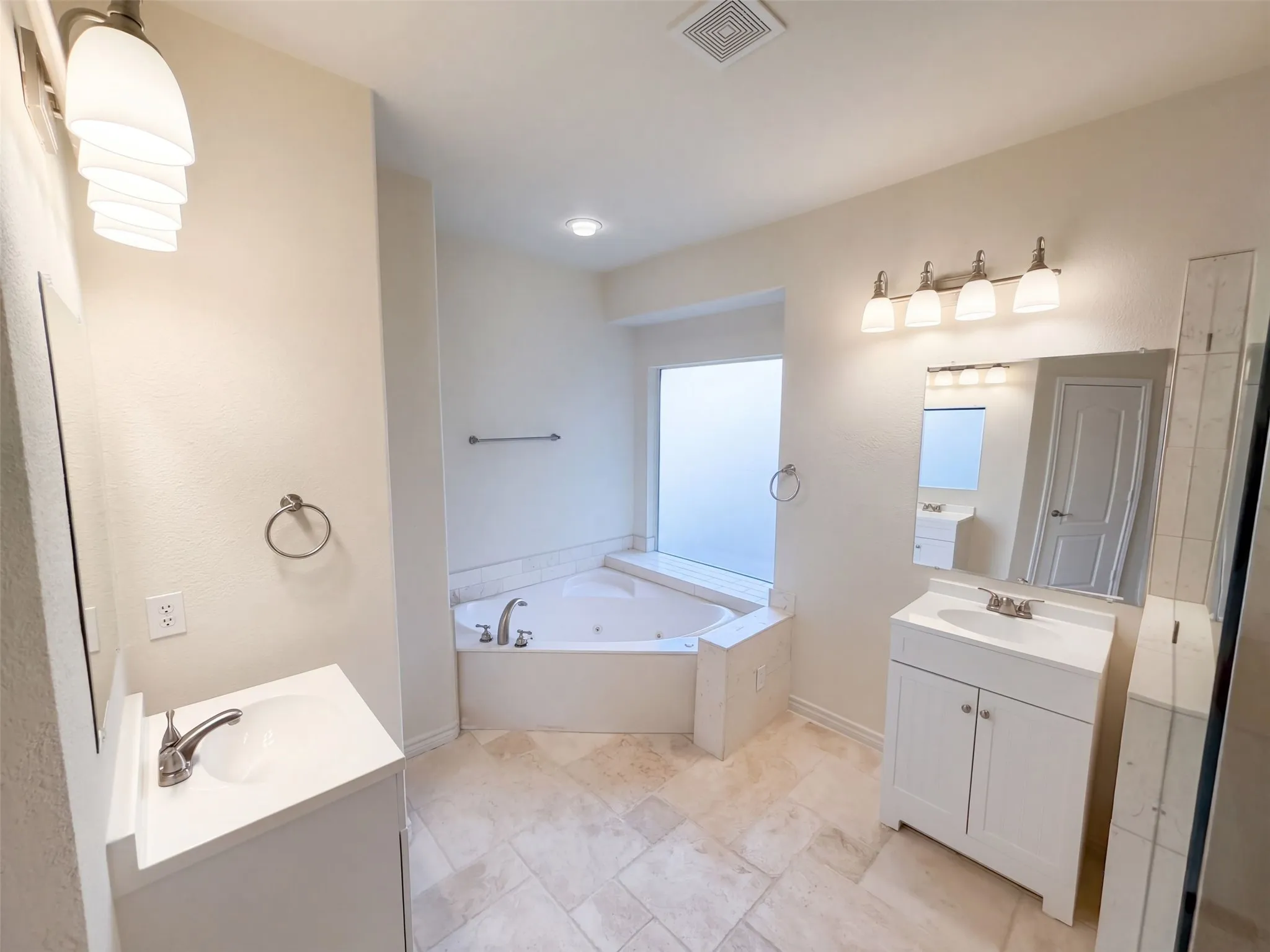 Single Family Residence For Sale in Tarrant County , 12272 Indian Creek Drive, Fort Worth, Texas 76179, 5 Bedroom, 4 Bathroom, 3 Garage spaces, 4,203 Sqft, built in 2007, mls#21412791, Real Estate Agent in Fort Worth, Homes For Sale in Tarrant county, Homes For Sale in Fort Worth, Realtor in Fort Worth Texas, Real Estate Brokerage Independent Realty Texas, Luminita Cordes Realtor