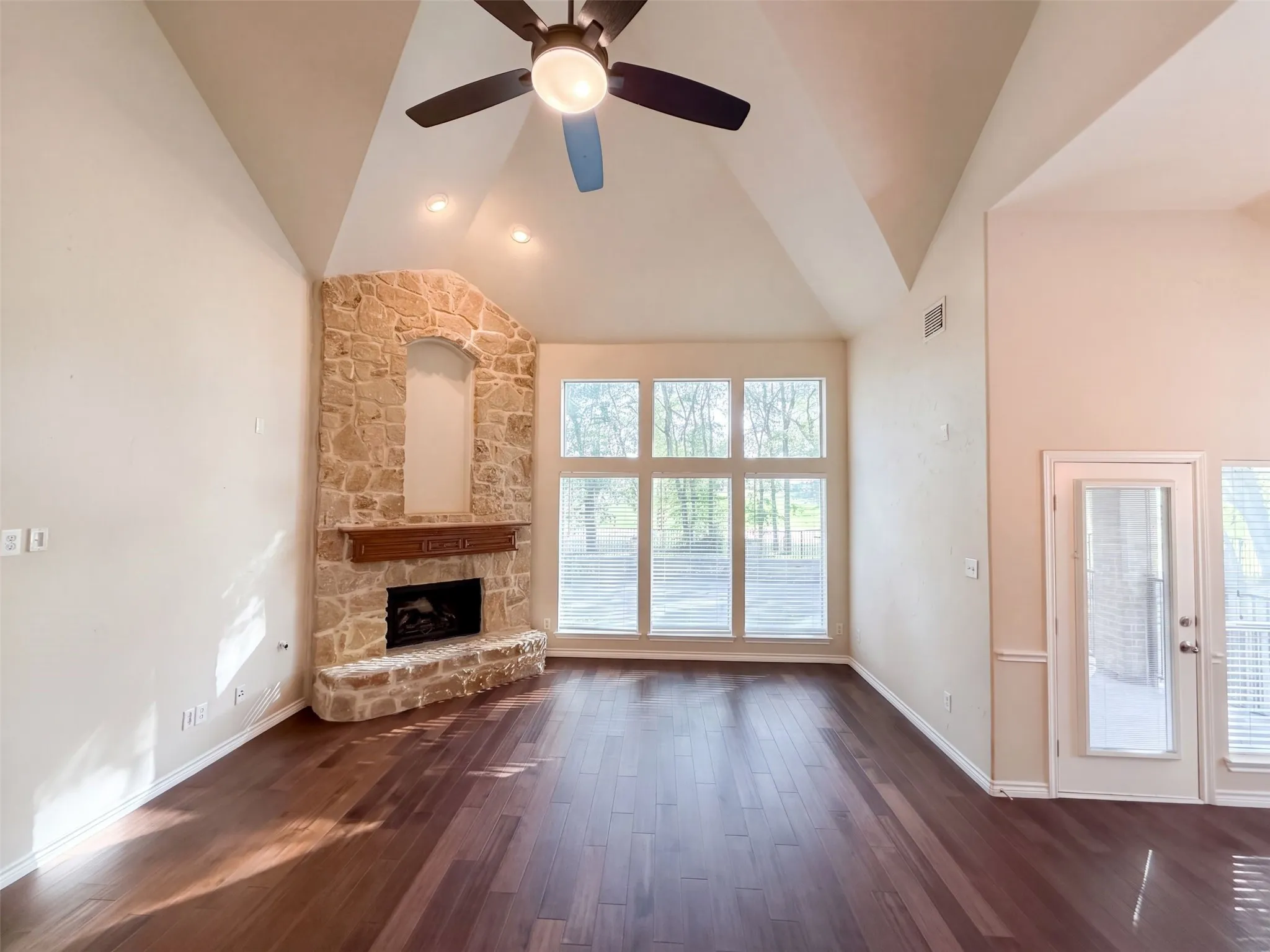 Single Family Residence For Sale in Tarrant County , 12272 Indian Creek Drive, Fort Worth, Texas 76179, 5 Bedroom, 4 Bathroom, 3 Garage spaces, 4,203 Sqft, built in 2007, mls#21412791, Real Estate Agent in Fort Worth, Homes For Sale in Tarrant county, Homes For Sale in Fort Worth, Realtor in Fort Worth Texas, Real Estate Brokerage Independent Realty Texas, Luminita Cordes Realtor
