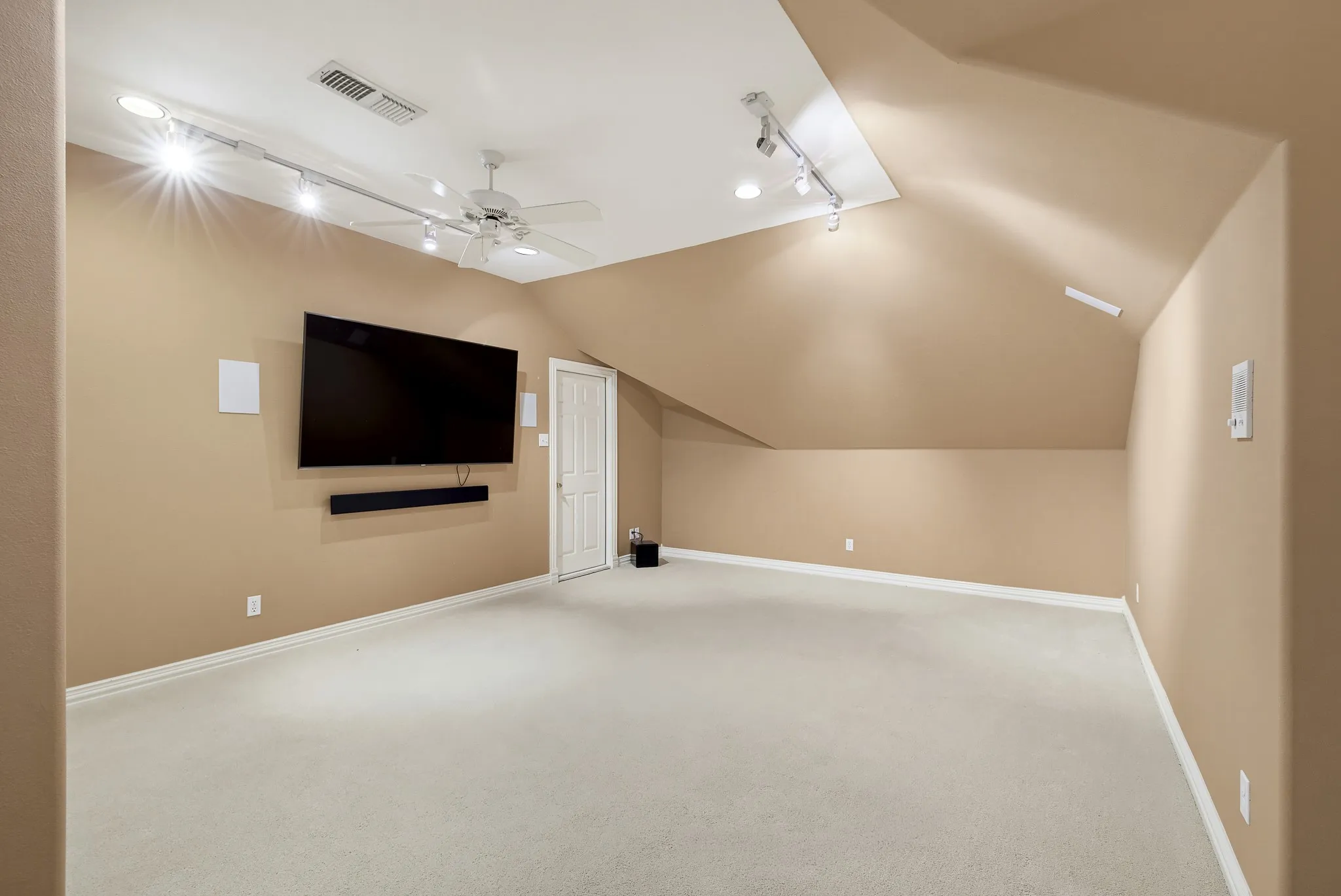 Single Family Residence For Sale in Tarrant County , 7012 Saucon Valley Drive, Fort Worth, Texas 76132, 4 Bedroom, 6 Bathroom, 3 Garage spaces, 5,415 Sqft, built in 1995, mls#21411633, Real Estate Agent in Fort Worth, Homes For Sale in Tarrant county, Homes For Sale in Fort Worth, Realtor in Fort Worth Texas, Real Estate Brokerage Independent Realty Texas, Luminita Cordes Realtor