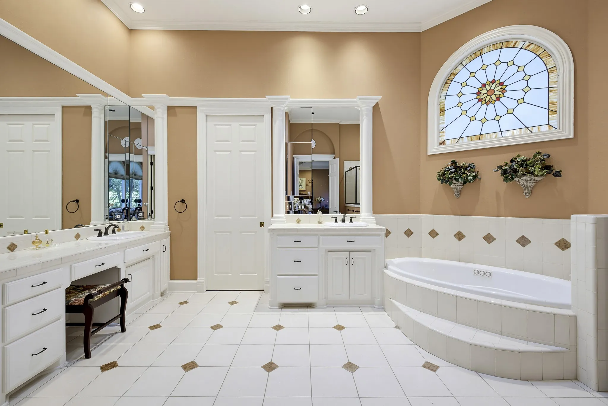 Single Family Residence For Sale in Tarrant County , 7012 Saucon Valley Drive, Fort Worth, Texas 76132, 4 Bedroom, 6 Bathroom, 3 Garage spaces, 5,415 Sqft, built in 1995, mls#21411633, Real Estate Agent in Fort Worth, Homes For Sale in Tarrant county, Homes For Sale in Fort Worth, Realtor in Fort Worth Texas, Real Estate Brokerage Independent Realty Texas, Luminita Cordes Realtor