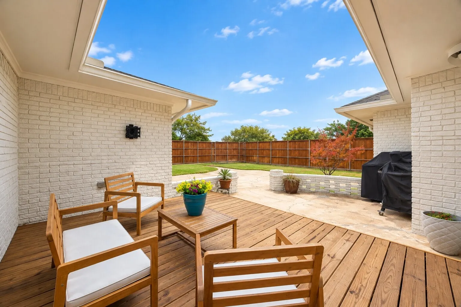 Single Family Residence For Sale in Dallas County , 6351 Town Hill Lane, Dallas, Texas 75214, 3 Bedroom, 2 Bathroom, 2 Garage spaces, 1,844 Sqft, built in 1958, mls#21388079, Real Estate Agent in Dallas, Homes For Sale in Dallas county, Homes For Sale in Dallas, Realtor in Dallas Texas, Real Estate Brokerage Independent Realty Texas, Luminita Cordes Realtor