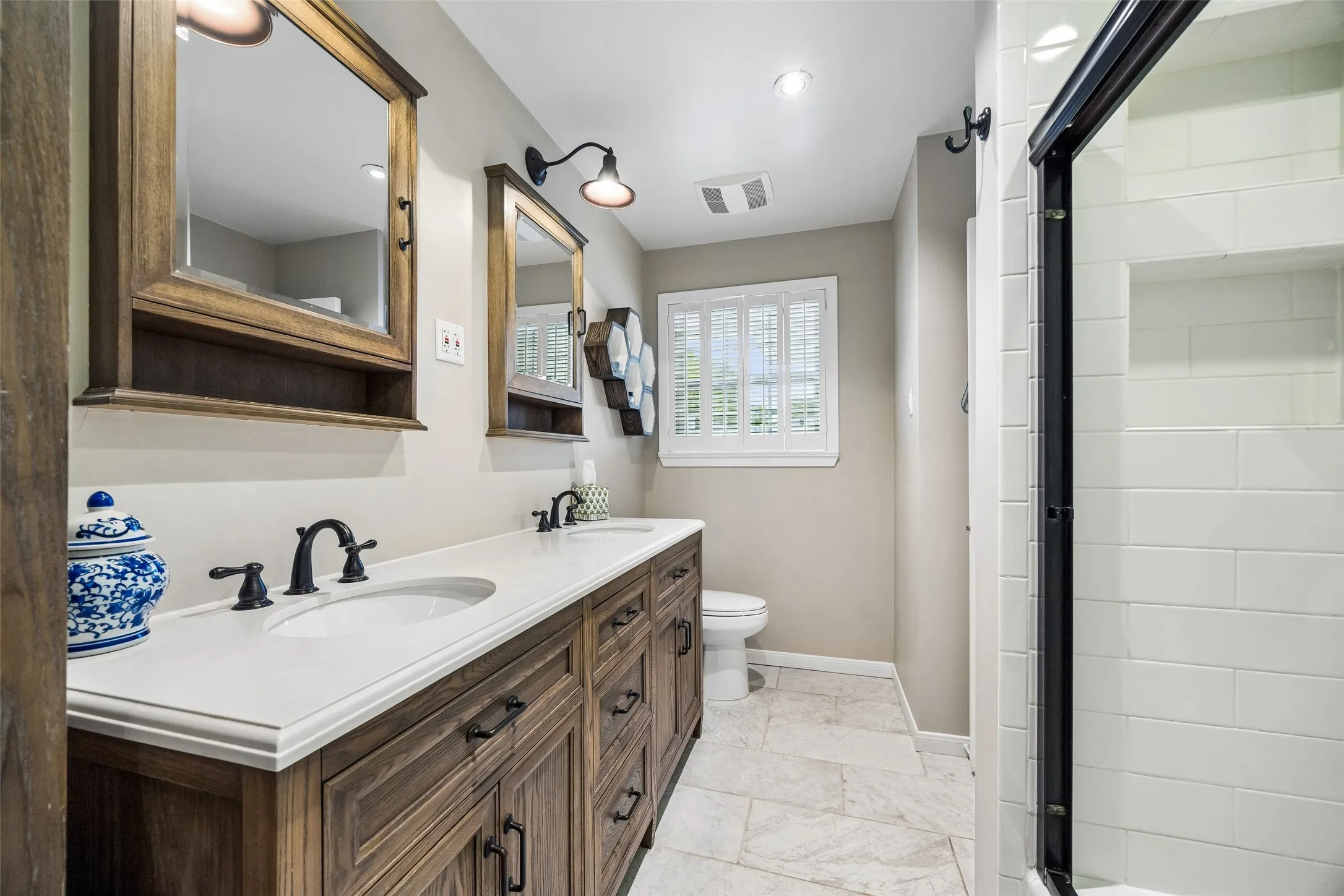 Single Family Residence For Sale in Dallas County , 6351 Town Hill Lane, Dallas, Texas 75214, 3 Bedroom, 2 Bathroom, 2 Garage spaces, 1,844 Sqft, built in 1958, mls#21388079, Real Estate Agent in Dallas, Homes For Sale in Dallas county, Homes For Sale in Dallas, Realtor in Dallas Texas, Real Estate Brokerage Independent Realty Texas, Luminita Cordes Realtor