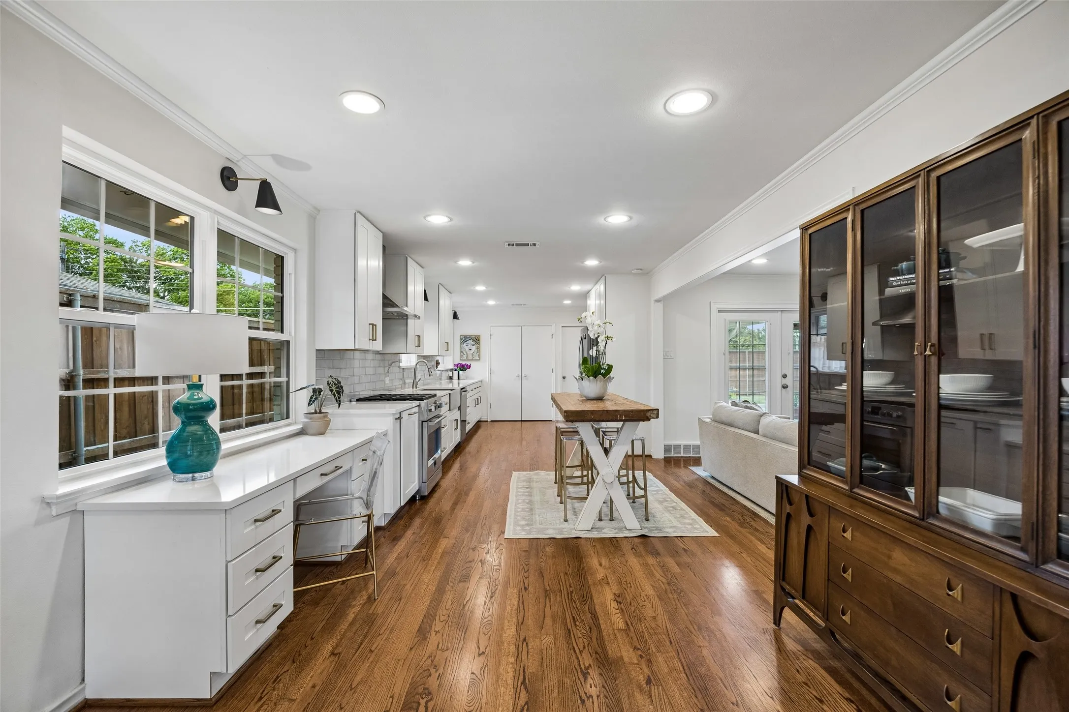 Single Family Residence For Sale in Dallas County , 6351 Town Hill Lane, Dallas, Texas 75214, 3 Bedroom, 2 Bathroom, 2 Garage spaces, 1,844 Sqft, built in 1958, mls#21388079, Real Estate Agent in Dallas, Homes For Sale in Dallas county, Homes For Sale in Dallas, Realtor in Dallas Texas, Real Estate Brokerage Independent Realty Texas, Luminita Cordes Realtor