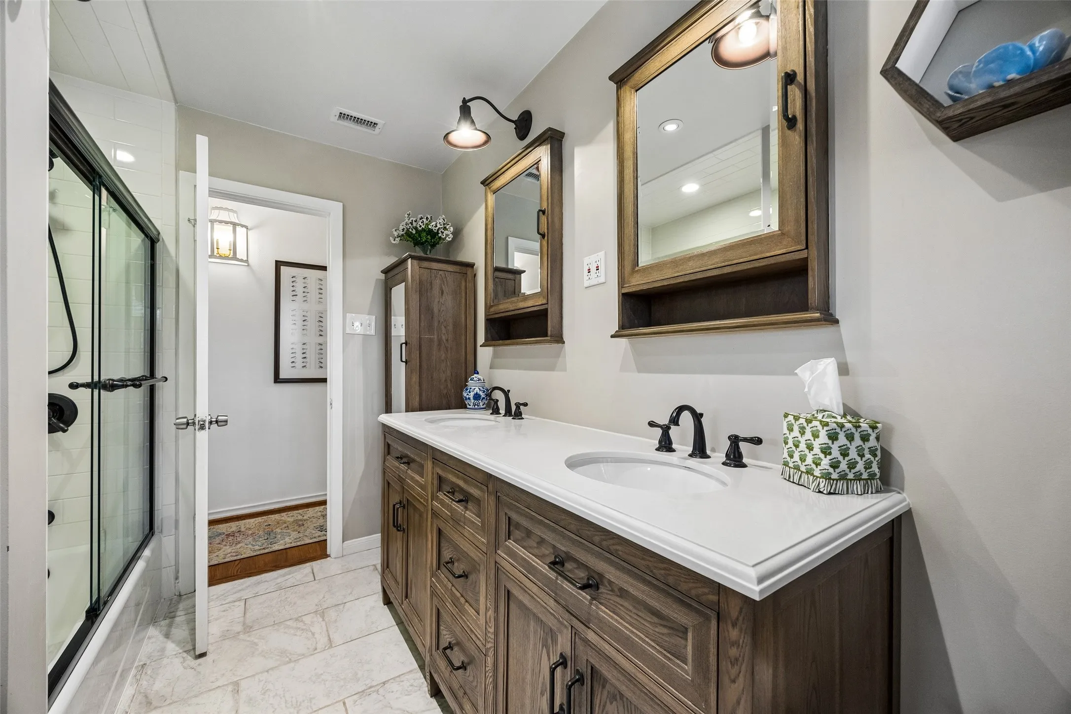 Single Family Residence For Sale in Dallas County , 6351 Town Hill Lane, Dallas, Texas 75214, 3 Bedroom, 2 Bathroom, 2 Garage spaces, 1,844 Sqft, built in 1958, mls#21388079, Real Estate Agent in Dallas, Homes For Sale in Dallas county, Homes For Sale in Dallas, Realtor in Dallas Texas, Real Estate Brokerage Independent Realty Texas, Luminita Cordes Realtor