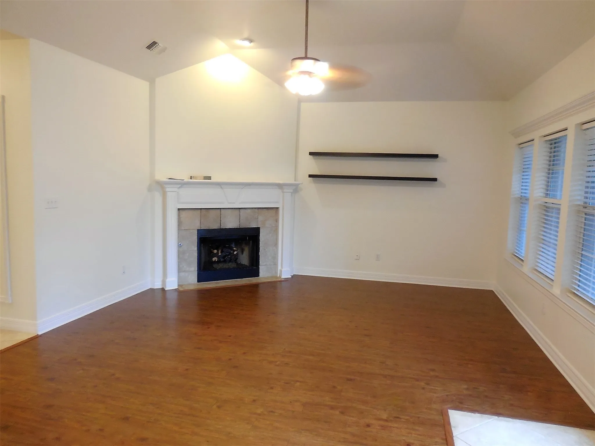Single Family Residence For Rent in Grayson County , 4813 Indio Lane, Sherman, Texas 75092, 3 Bedroom, 2 Bathroom, 2 Garage spaces, 1,588 Sqft, built in 2005, mls#21359390, Real Estate Agent in Sherman, Homes For Rent in Grayson county, Homes For Rent in Sherman, Realtor in Sherman Texas, Real Estate Brokerage Independent Realty Texas, Luminita Cordes Realtor