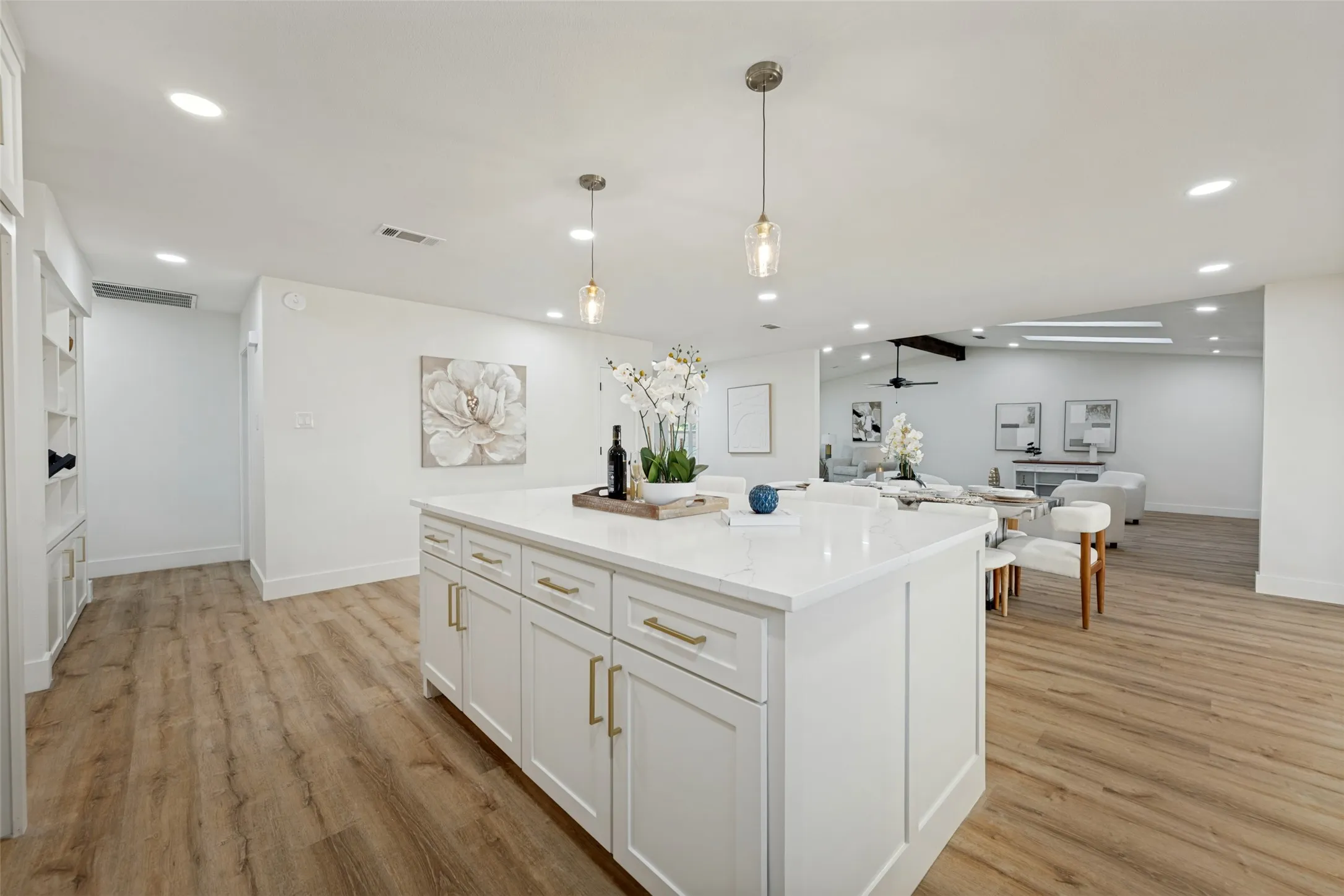 Single Family Residence For Sale in Tarrant County , 119 Wildwood Court, Mansfield, Texas 76063, 4 Bedroom, 2 Bathroom, Garage spaces, 2,538 Sqft, built in 1983, mls#21412189, Real Estate Agent in Mansfield, Homes For Sale in Tarrant county, Homes For Sale in Mansfield, Realtor in Mansfield Texas, Real Estate Brokerage Independent Realty Texas, Luminita Cordes Realtor