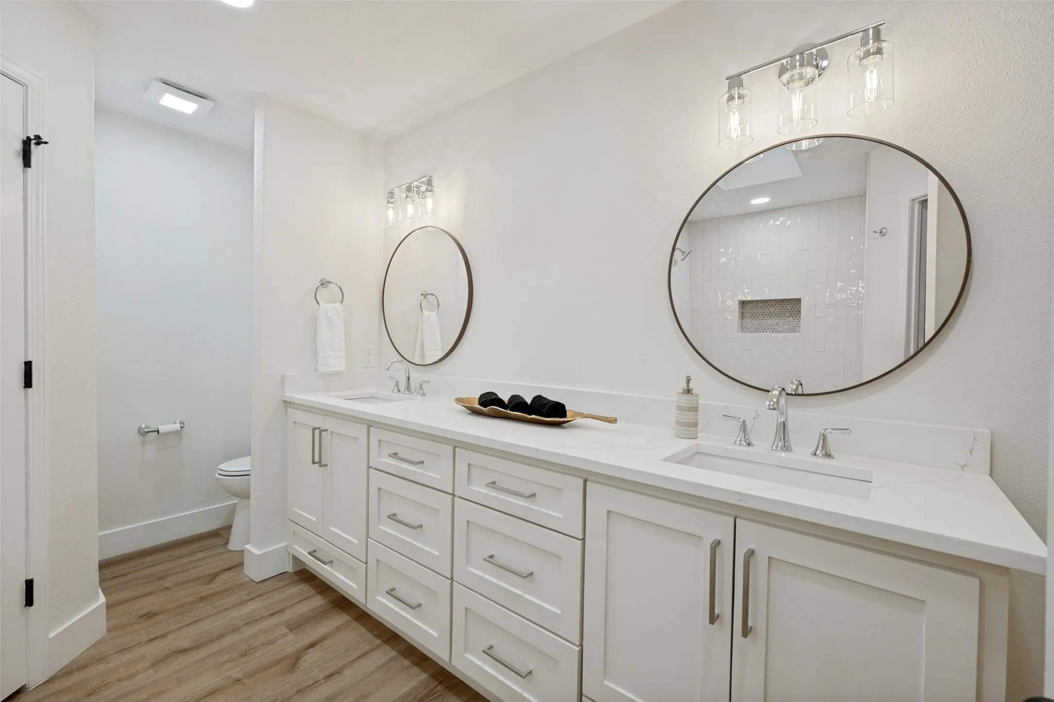 Single Family Residence For Sale in Tarrant County , 119 Wildwood Court, Mansfield, Texas 76063, 4 Bedroom, 2 Bathroom, Garage spaces, 2,538 Sqft, built in 1983, mls#21412189, Real Estate Agent in Mansfield, Homes For Sale in Tarrant county, Homes For Sale in Mansfield, Realtor in Mansfield Texas, Real Estate Brokerage Independent Realty Texas, Luminita Cordes Realtor