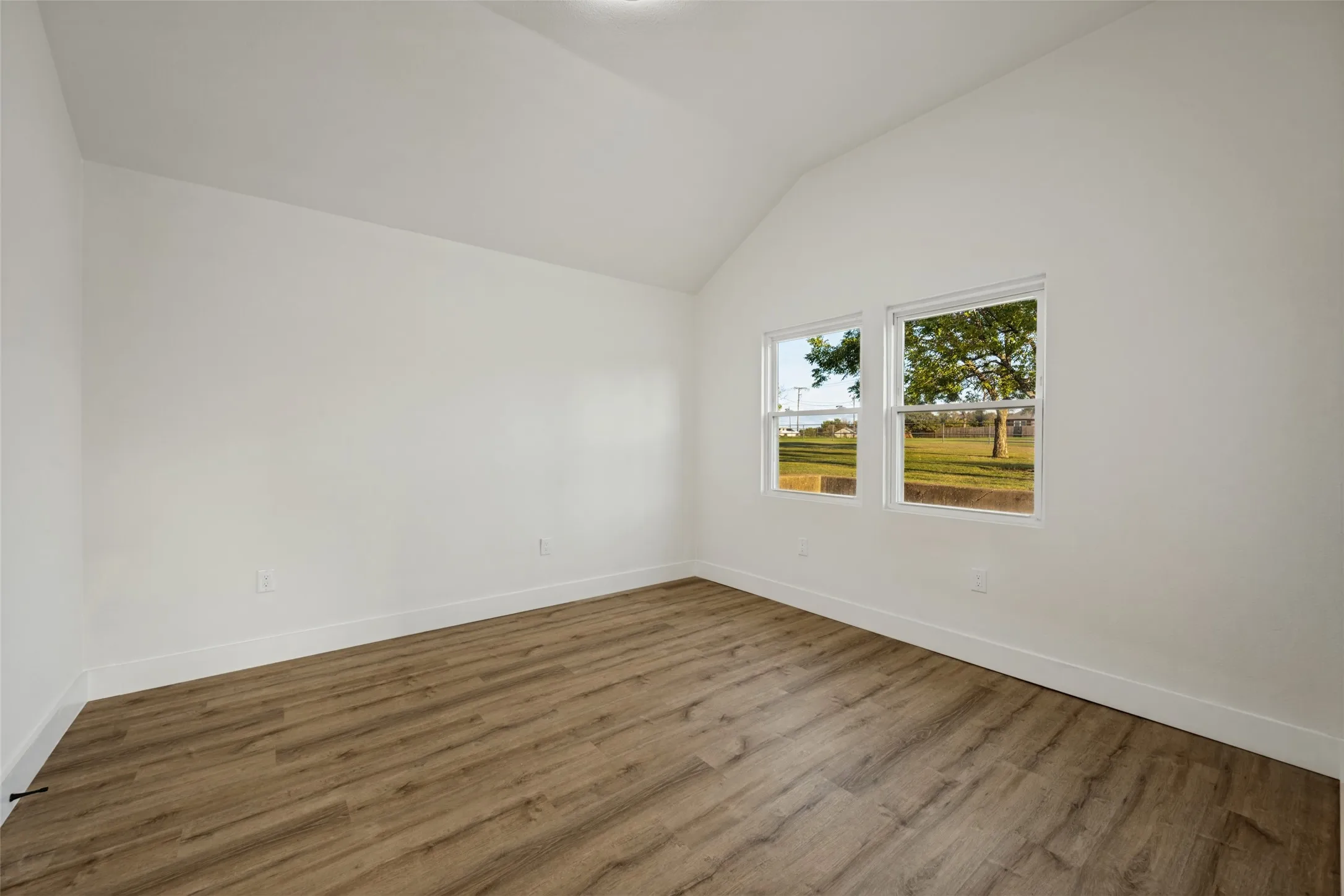 Single Family Residence For Sale in Tarrant County , 119 Wildwood Court, Mansfield, Texas 76063, 4 Bedroom, 2 Bathroom, Garage spaces, 2,538 Sqft, built in 1983, mls#21412189, Real Estate Agent in Mansfield, Homes For Sale in Tarrant county, Homes For Sale in Mansfield, Realtor in Mansfield Texas, Real Estate Brokerage Independent Realty Texas, Luminita Cordes Realtor