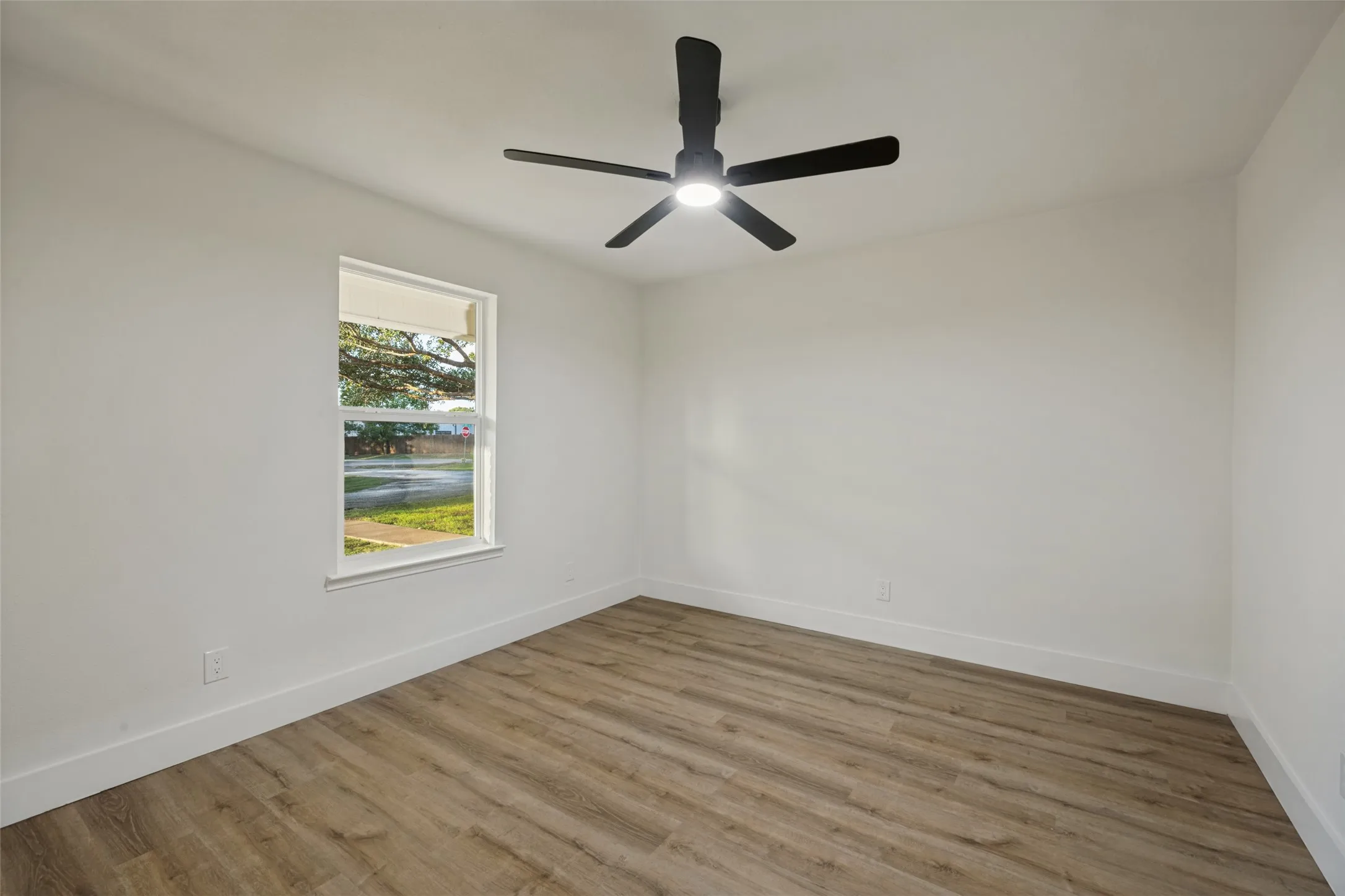 Single Family Residence For Sale in Tarrant County , 119 Wildwood Court, Mansfield, Texas 76063, 4 Bedroom, 2 Bathroom, Garage spaces, 2,538 Sqft, built in 1983, mls#21412189, Real Estate Agent in Mansfield, Homes For Sale in Tarrant county, Homes For Sale in Mansfield, Realtor in Mansfield Texas, Real Estate Brokerage Independent Realty Texas, Luminita Cordes Realtor