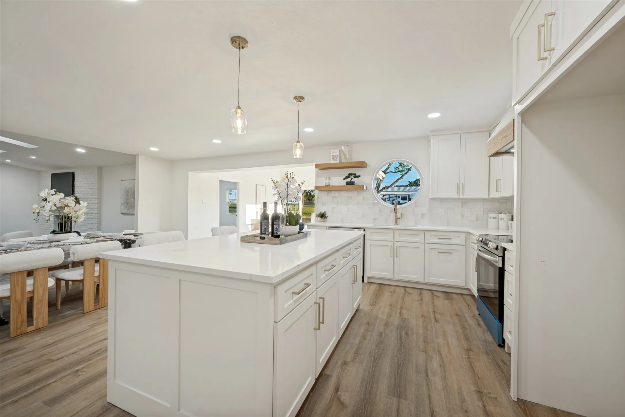 Single Family Residence For Sale in Tarrant County , 119 Wildwood Court, Mansfield, Texas 76063, 4 Bedroom, 2 Bathroom, Garage spaces, 2,538 Sqft, built in 1983, mls#21412189, Real Estate Agent in Mansfield, Homes For Sale in Tarrant county, Homes For Sale in Mansfield, Realtor in Mansfield Texas, Real Estate Brokerage Independent Realty Texas, Luminita Cordes Realtor