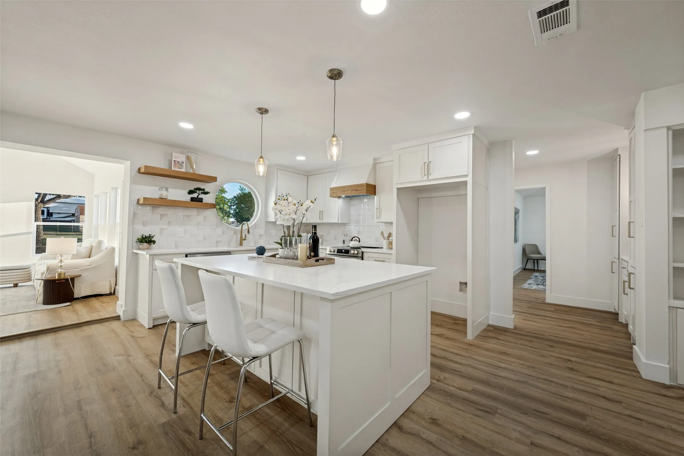 Single Family Residence For Sale in Tarrant County , 119 Wildwood Court, Mansfield, Texas 76063, 4 Bedroom, 2 Bathroom, Garage spaces, 2,538 Sqft, built in 1983, mls#21412189, Real Estate Agent in Mansfield, Homes For Sale in Tarrant county, Homes For Sale in Mansfield, Realtor in Mansfield Texas, Real Estate Brokerage Independent Realty Texas, Luminita Cordes Realtor