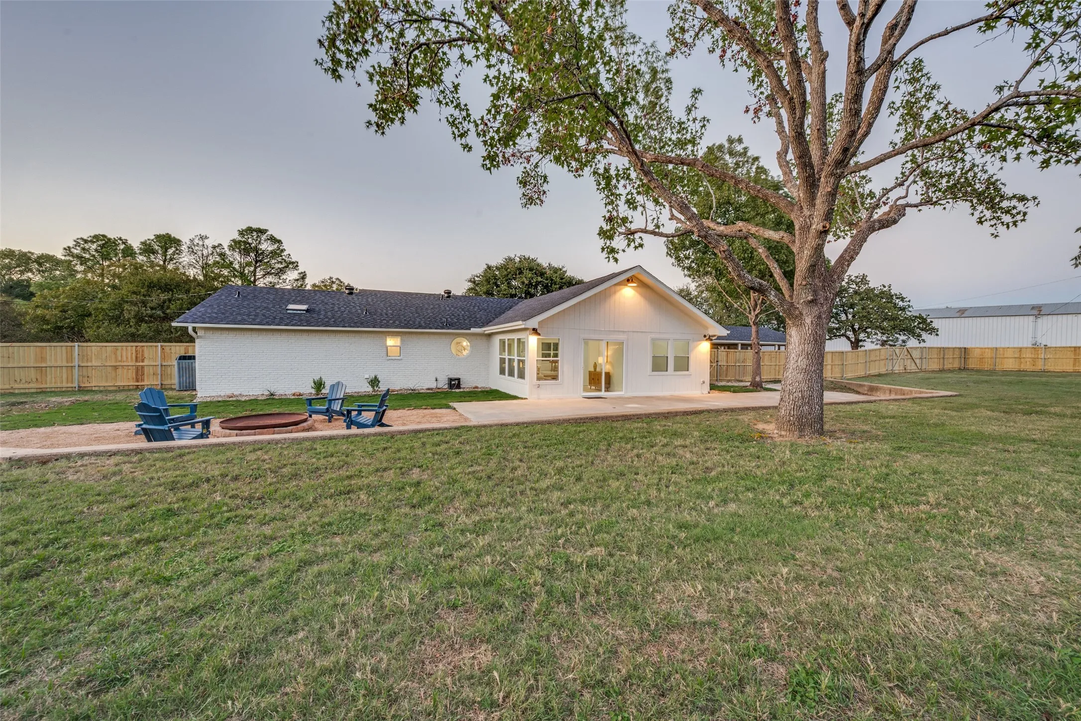 Single Family Residence For Sale in Tarrant County , 119 Wildwood Court, Mansfield, Texas 76063, 4 Bedroom, 2 Bathroom, Garage spaces, 2,538 Sqft, built in 1983, mls#21412189, Real Estate Agent in Mansfield, Homes For Sale in Tarrant county, Homes For Sale in Mansfield, Realtor in Mansfield Texas, Real Estate Brokerage Independent Realty Texas, Luminita Cordes Realtor