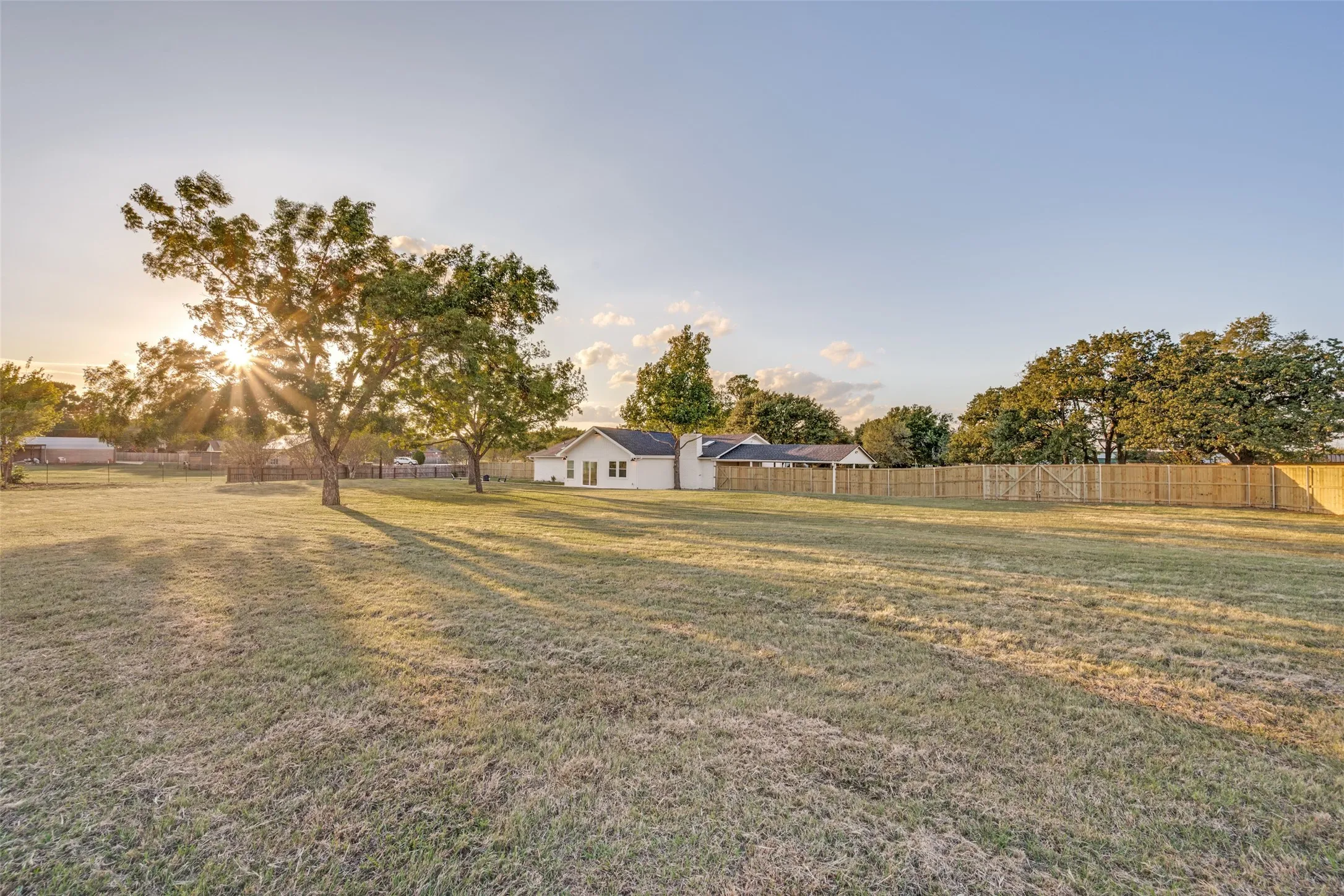 Single Family Residence For Sale in Tarrant County , 119 Wildwood Court, Mansfield, Texas 76063, 4 Bedroom, 2 Bathroom, Garage spaces, 2,538 Sqft, built in 1983, mls#21412189, Real Estate Agent in Mansfield, Homes For Sale in Tarrant county, Homes For Sale in Mansfield, Realtor in Mansfield Texas, Real Estate Brokerage Independent Realty Texas, Luminita Cordes Realtor