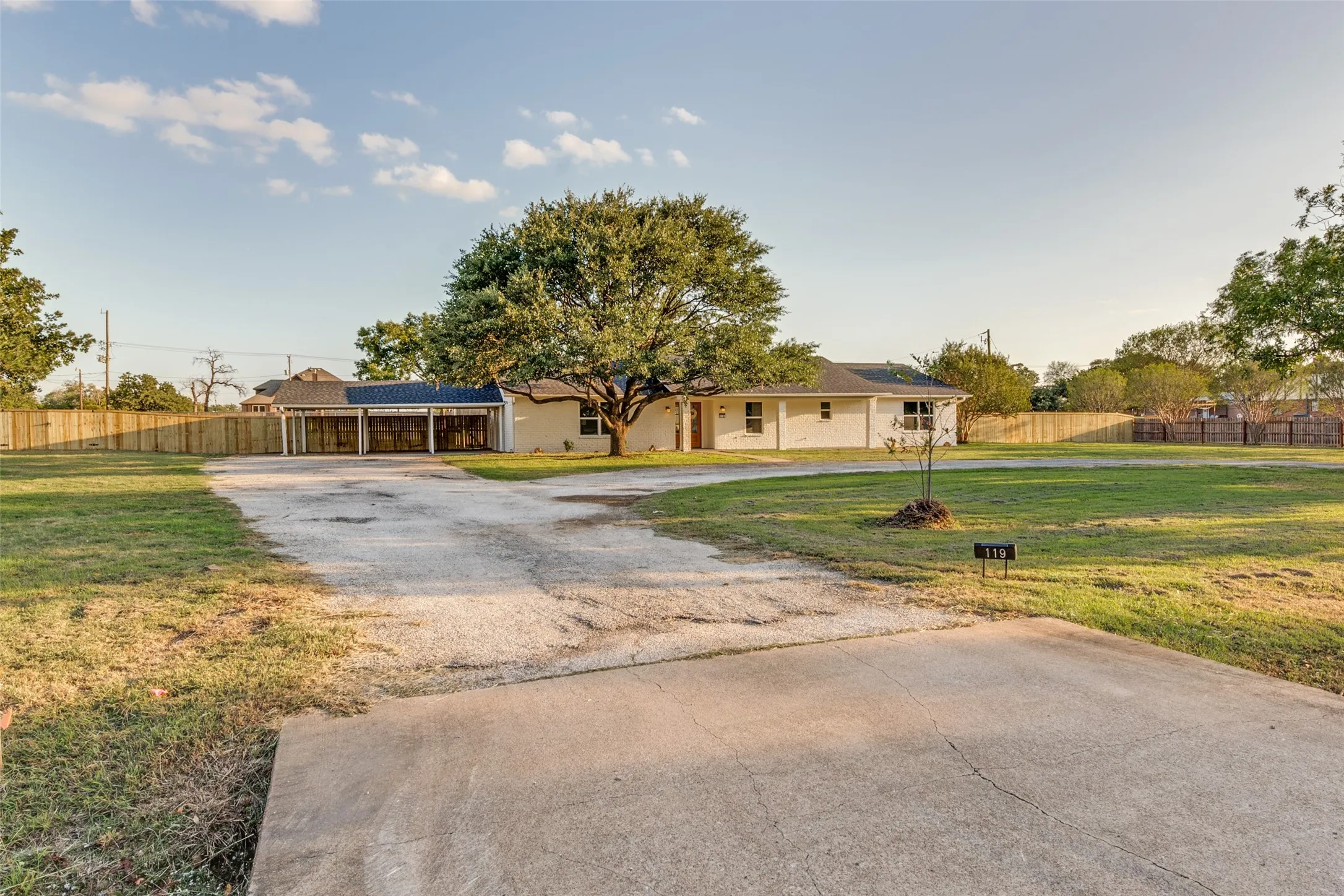 Single Family Residence For Sale in Tarrant County , 119 Wildwood Court, Mansfield, Texas 76063, 4 Bedroom, 2 Bathroom, Garage spaces, 2,538 Sqft, built in 1983, mls#21412189, Real Estate Agent in Mansfield, Homes For Sale in Tarrant county, Homes For Sale in Mansfield, Realtor in Mansfield Texas, Real Estate Brokerage Independent Realty Texas, Luminita Cordes Realtor