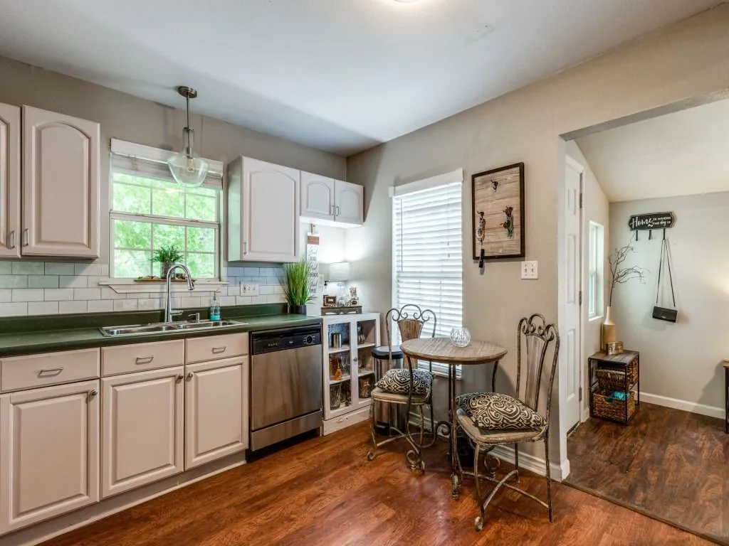 Single Family Residence For Sale in Grayson County , 468 W Van Alstyne Parkway, Van Alstyne, Texas 75495, 2 Bedroom, 1 Bathroom, 1 Garage spaces, 867 Sqft, built in 1935, mls#21412421, Real Estate Agent in Van Alstyne, Homes For Sale in Grayson county, Homes For Sale in Van Alstyne, Realtor in Van Alstyne Texas, Real Estate Brokerage Independent Realty Texas, Luminita Cordes Realtor