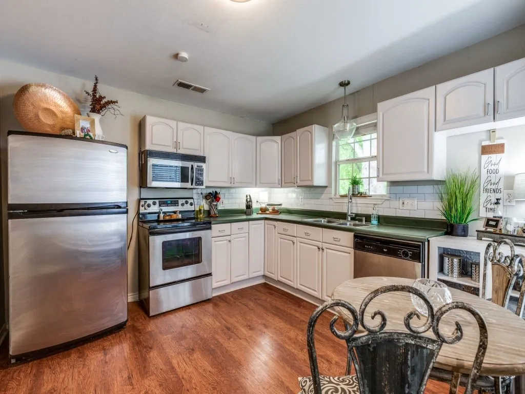 Single Family Residence For Sale in Grayson County , 468 W Van Alstyne Parkway, Van Alstyne, Texas 75495, 2 Bedroom, 1 Bathroom, 1 Garage spaces, 867 Sqft, built in 1935, mls#21412421, Real Estate Agent in Van Alstyne, Homes For Sale in Grayson county, Homes For Sale in Van Alstyne, Realtor in Van Alstyne Texas, Real Estate Brokerage Independent Realty Texas, Luminita Cordes Realtor