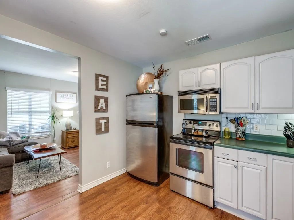 Single Family Residence For Sale in Grayson County , 468 W Van Alstyne Parkway, Van Alstyne, Texas 75495, 2 Bedroom, 1 Bathroom, 1 Garage spaces, 867 Sqft, built in 1935, mls#21412421, Real Estate Agent in Van Alstyne, Homes For Sale in Grayson county, Homes For Sale in Van Alstyne, Realtor in Van Alstyne Texas, Real Estate Brokerage Independent Realty Texas, Luminita Cordes Realtor