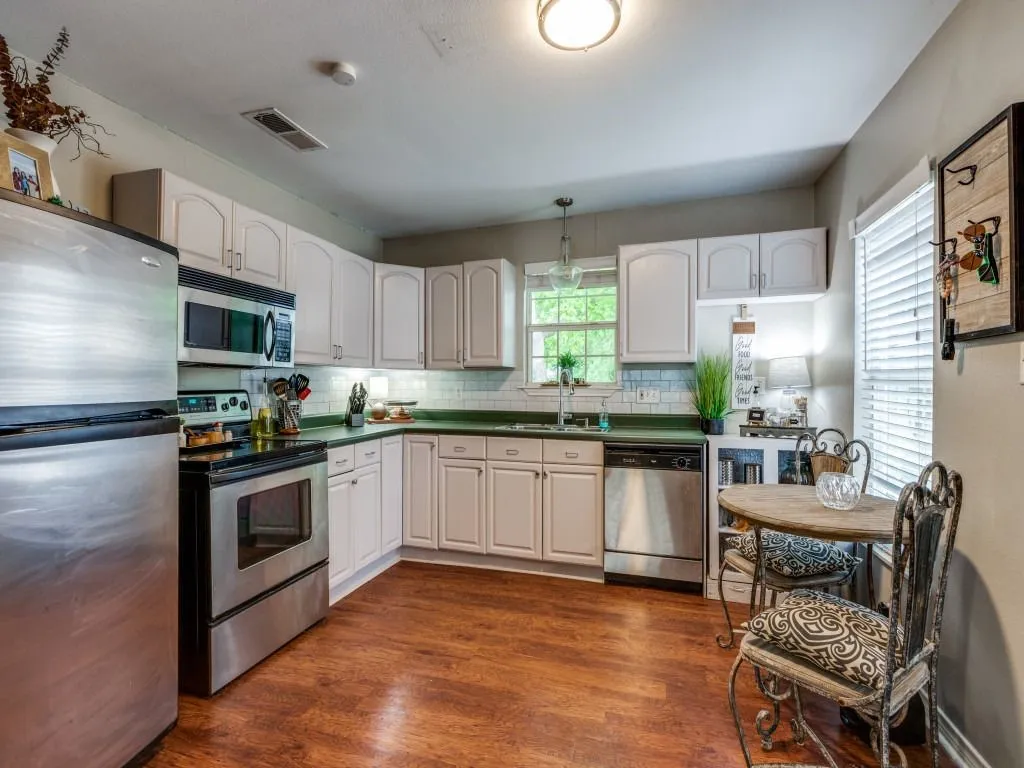 Single Family Residence For Sale in Grayson County , 468 W Van Alstyne Parkway, Van Alstyne, Texas 75495, 2 Bedroom, 1 Bathroom, 1 Garage spaces, 867 Sqft, built in 1935, mls#21412421, Real Estate Agent in Van Alstyne, Homes For Sale in Grayson county, Homes For Sale in Van Alstyne, Realtor in Van Alstyne Texas, Real Estate Brokerage Independent Realty Texas, Luminita Cordes Realtor