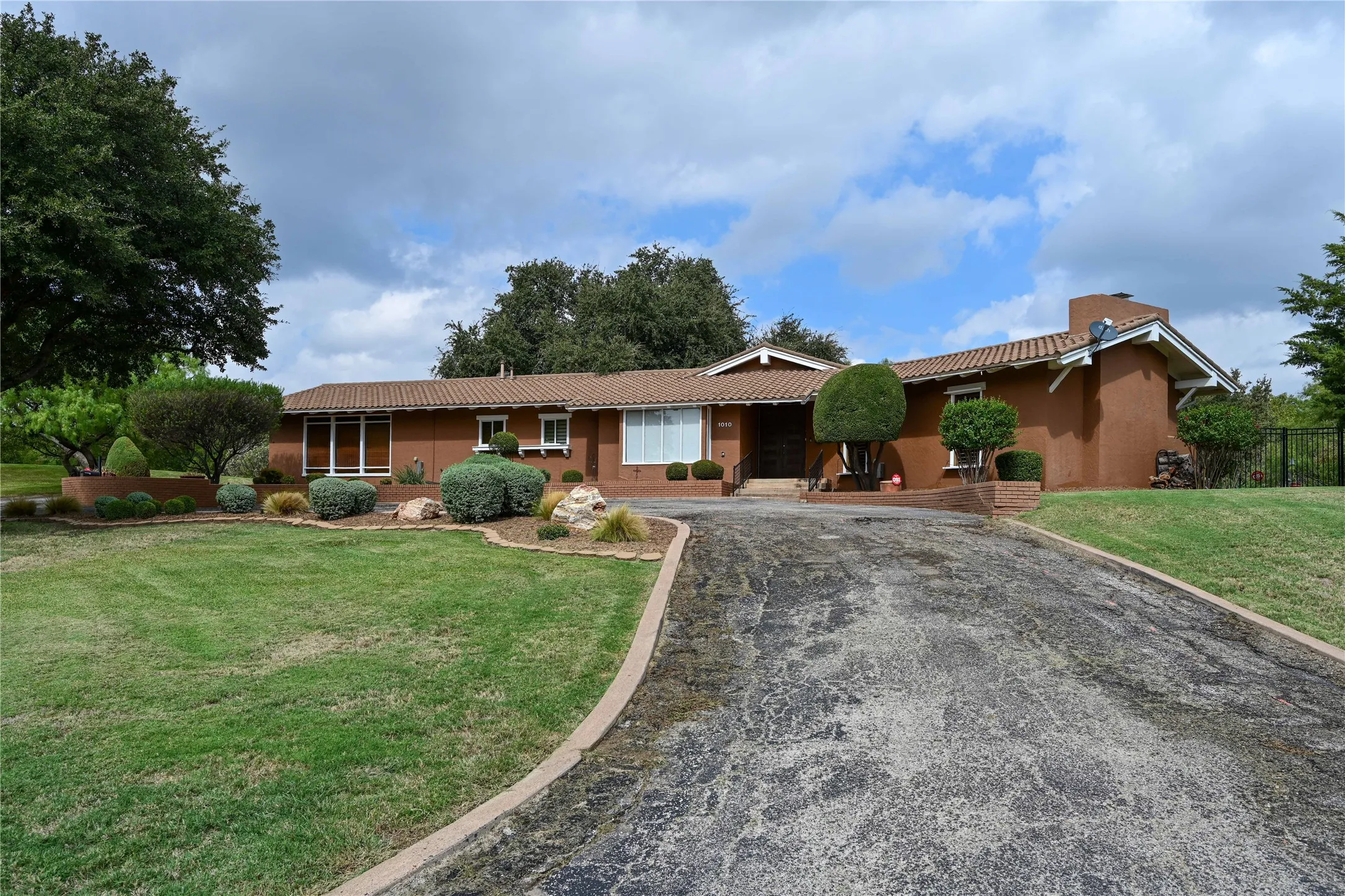 Single Family Residence For Sale in Taylor County , 1010 ES 27th, Abilene, Texas 79602, 3 Bedroom, 3 Bathroom, 2 Garage spaces, 3,376 Sqft, built in 1965, mls#21412401, Real Estate Agent in Abilene, Homes For Sale in Taylor county, Homes For Sale in Abilene, Realtor in Abilene Texas, Real Estate Brokerage Independent Realty Texas, Luminita Cordes Realtor