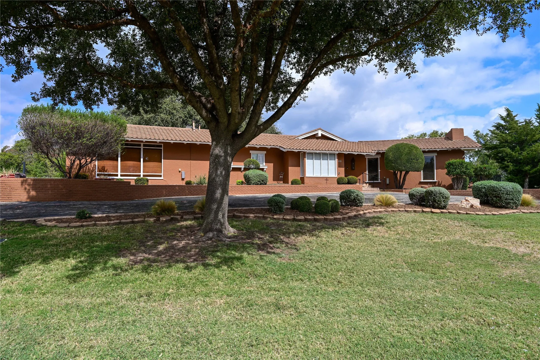 Single Family Residence For Sale in Taylor County , 1010 ES 27th, Abilene, Texas 79602, 3 Bedroom, 3 Bathroom, 2 Garage spaces, 3,376 Sqft, built in 1965, mls#21412401, Real Estate Agent in Abilene, Homes For Sale in Taylor county, Homes For Sale in Abilene, Realtor in Abilene Texas, Real Estate Brokerage Independent Realty Texas, Luminita Cordes Realtor