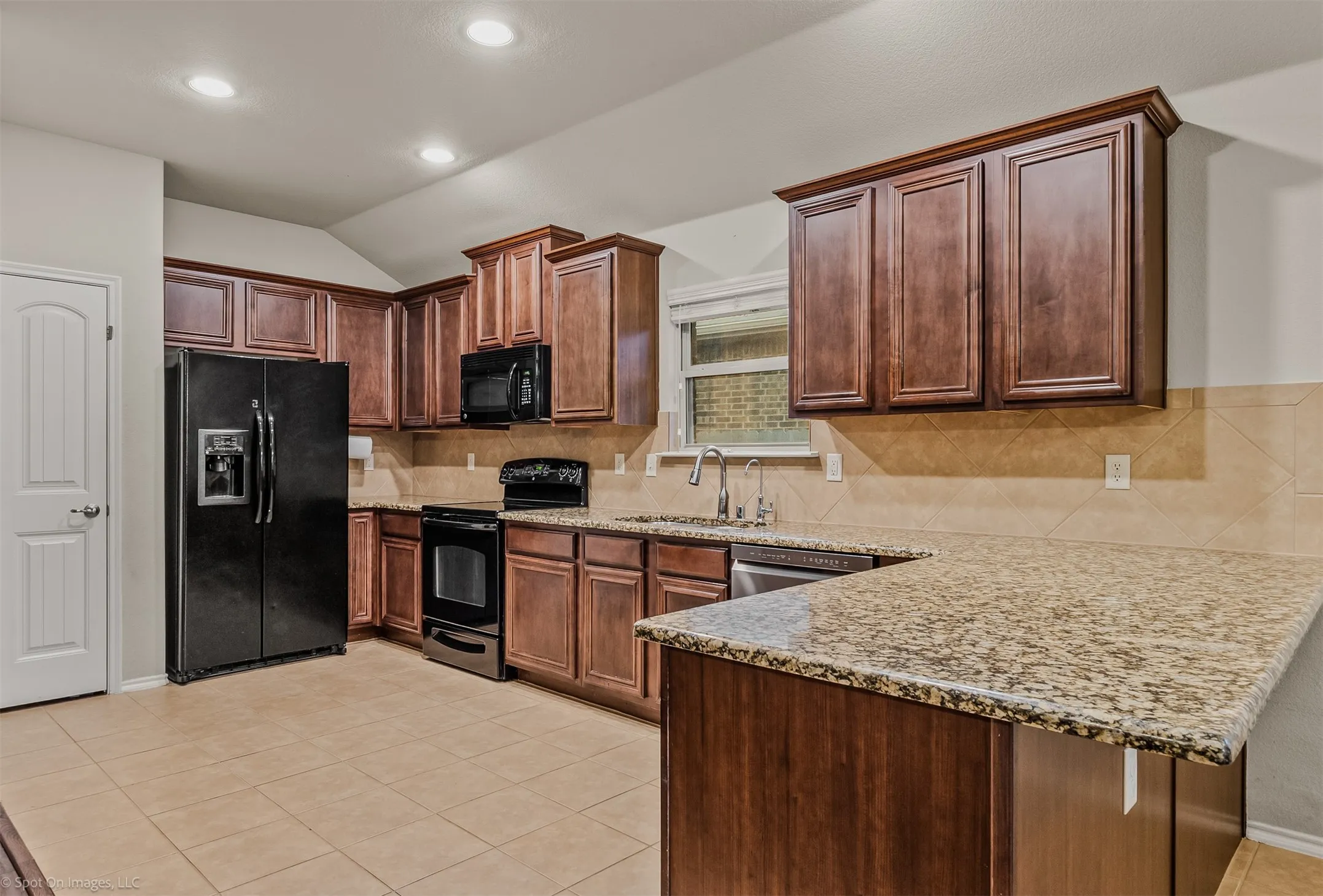 Single Family Residence For Sale in Kaufman County , 2018 Sterling Gate Drive, Heartland, Texas 75126, 3 Bedroom, 2 Bathroom, 2 Garage spaces, 1,605 Sqft, built in 2012, mls#21412851, Real Estate Agent in Heartland, Homes For Sale in Kaufman county, Homes For Sale in Heartland, Realtor in Heartland Texas, Real Estate Brokerage Independent Realty Texas, Luminita Cordes Realtor