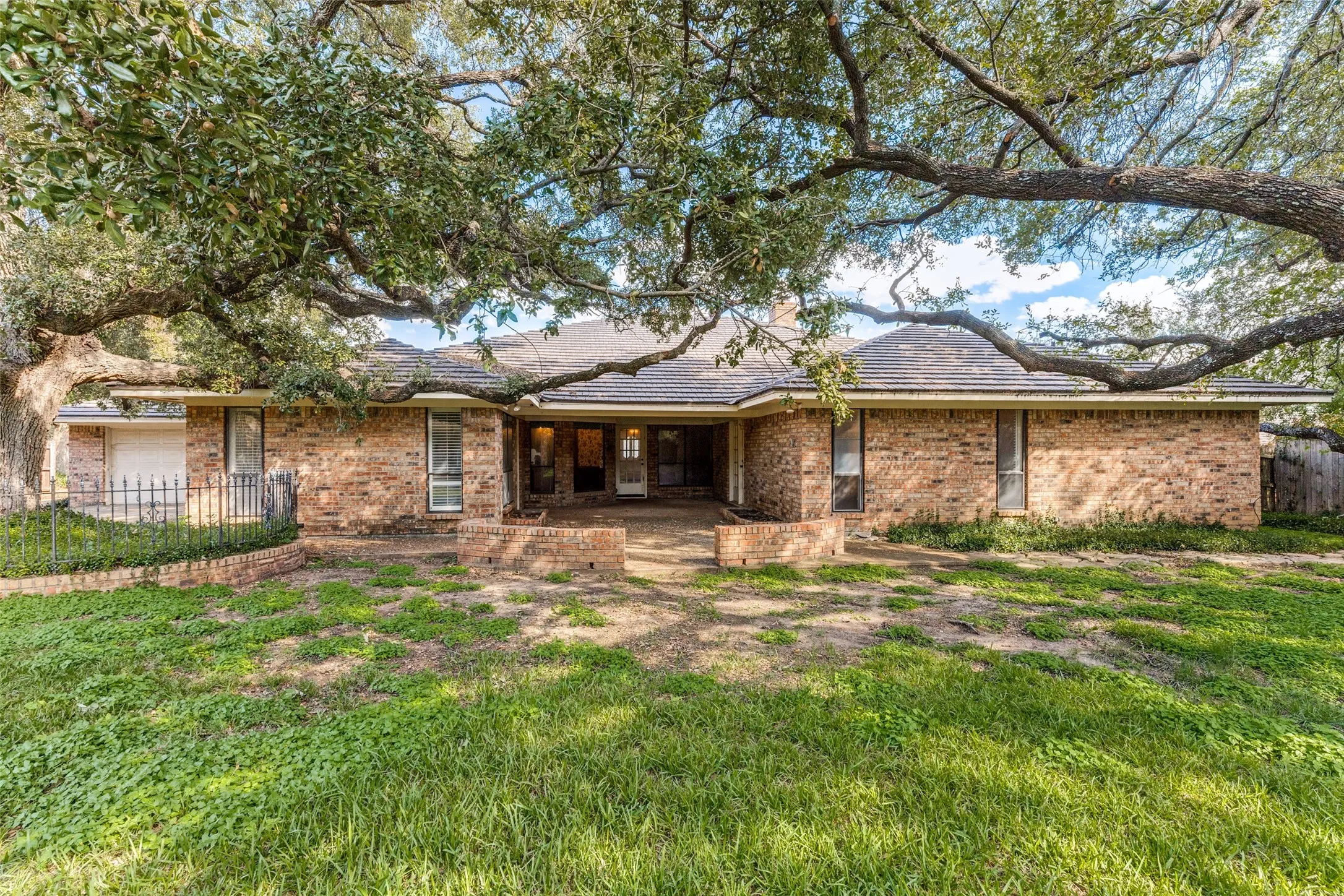Single Family Residence For Sale in Tarrant County , 3716 Stoney Creek Road, Fort Worth, Texas 76116, 4 Bedroom, 3 Bathroom, 2 Garage spaces, 2,986 Sqft, built in 1975, mls#21398387, Real Estate Agent in Fort Worth, Homes For Sale in Tarrant county, Homes For Sale in Fort Worth, Realtor in Fort Worth Texas, Real Estate Brokerage Independent Realty Texas, Luminita Cordes Realtor