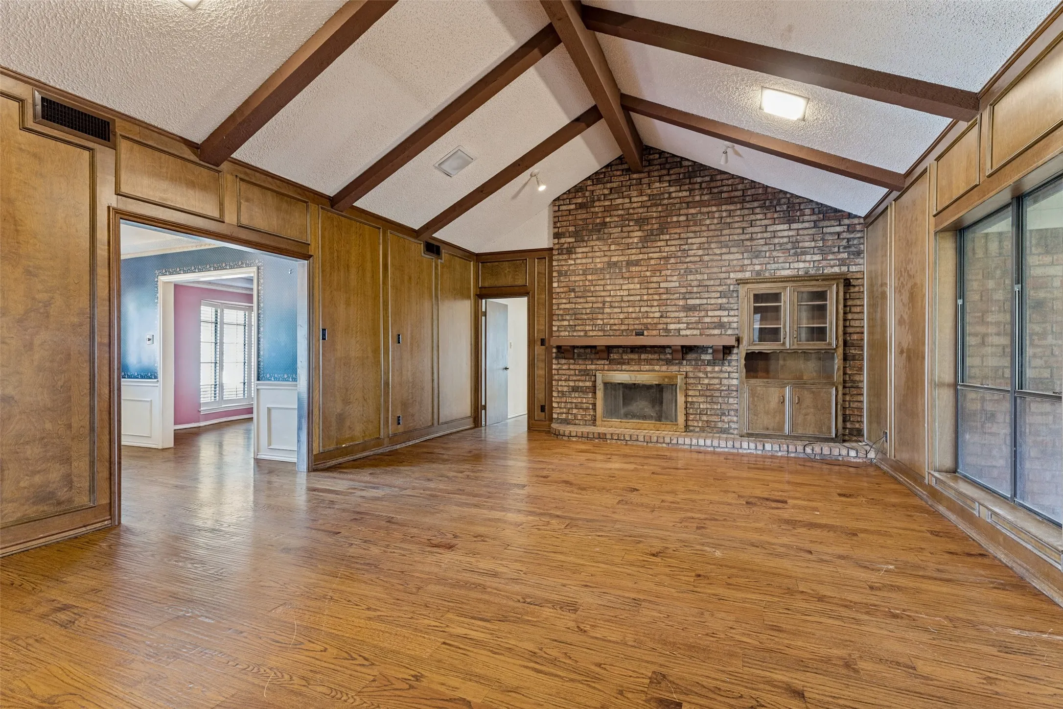 Single Family Residence For Sale in Tarrant County , 3716 Stoney Creek Road, Fort Worth, Texas 76116, 4 Bedroom, 3 Bathroom, 2 Garage spaces, 2,986 Sqft, built in 1975, mls#21398387, Real Estate Agent in Fort Worth, Homes For Sale in Tarrant county, Homes For Sale in Fort Worth, Realtor in Fort Worth Texas, Real Estate Brokerage Independent Realty Texas, Luminita Cordes Realtor