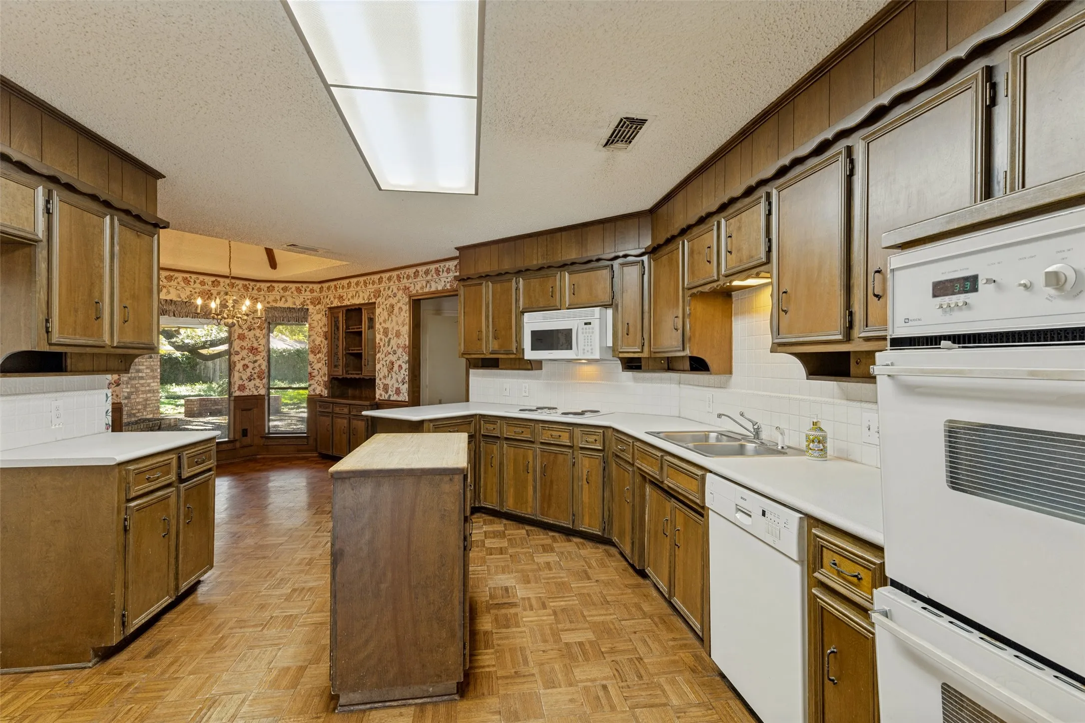 Single Family Residence For Sale in Tarrant County , 3716 Stoney Creek Road, Fort Worth, Texas 76116, 4 Bedroom, 3 Bathroom, 2 Garage spaces, 2,986 Sqft, built in 1975, mls#21398387, Real Estate Agent in Fort Worth, Homes For Sale in Tarrant county, Homes For Sale in Fort Worth, Realtor in Fort Worth Texas, Real Estate Brokerage Independent Realty Texas, Luminita Cordes Realtor