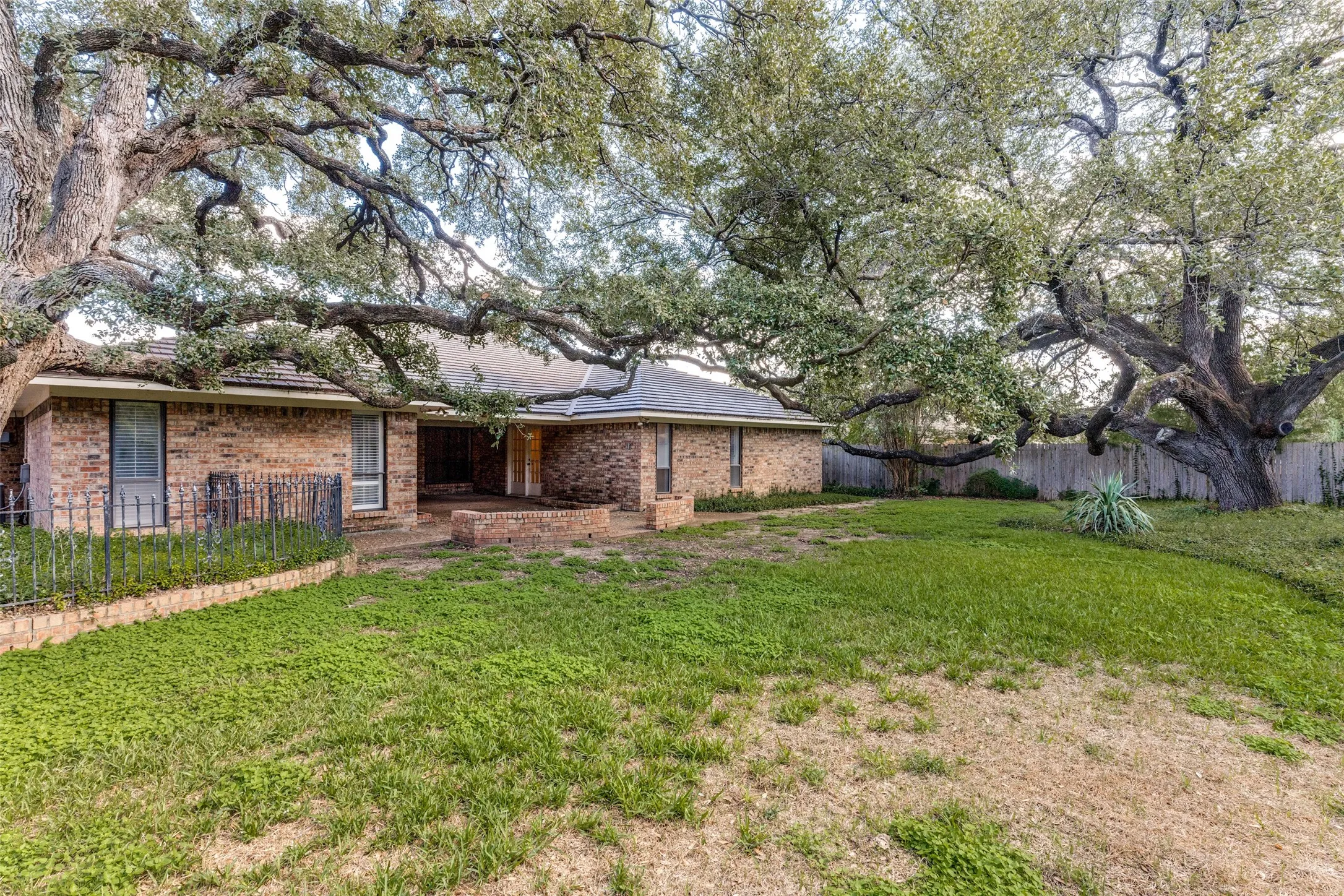 Single Family Residence For Sale in Tarrant County , 3716 Stoney Creek Road, Fort Worth, Texas 76116, 4 Bedroom, 3 Bathroom, 2 Garage spaces, 2,986 Sqft, built in 1975, mls#21398387, Real Estate Agent in Fort Worth, Homes For Sale in Tarrant county, Homes For Sale in Fort Worth, Realtor in Fort Worth Texas, Real Estate Brokerage Independent Realty Texas, Luminita Cordes Realtor