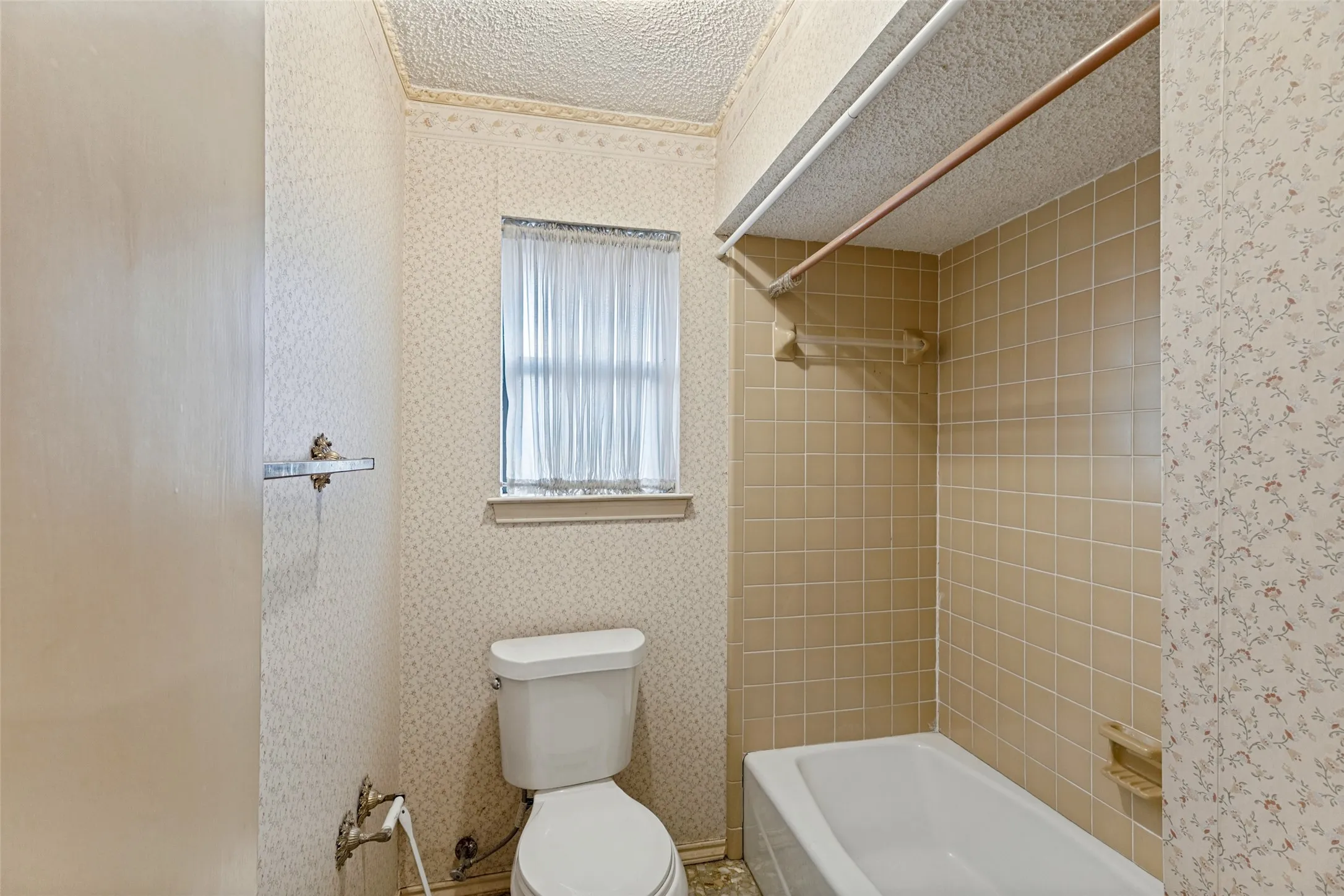 Single Family Residence For Sale in Tarrant County , 3716 Stoney Creek Road, Fort Worth, Texas 76116, 4 Bedroom, 3 Bathroom, 2 Garage spaces, 2,986 Sqft, built in 1975, mls#21398387, Real Estate Agent in Fort Worth, Homes For Sale in Tarrant county, Homes For Sale in Fort Worth, Realtor in Fort Worth Texas, Real Estate Brokerage Independent Realty Texas, Luminita Cordes Realtor