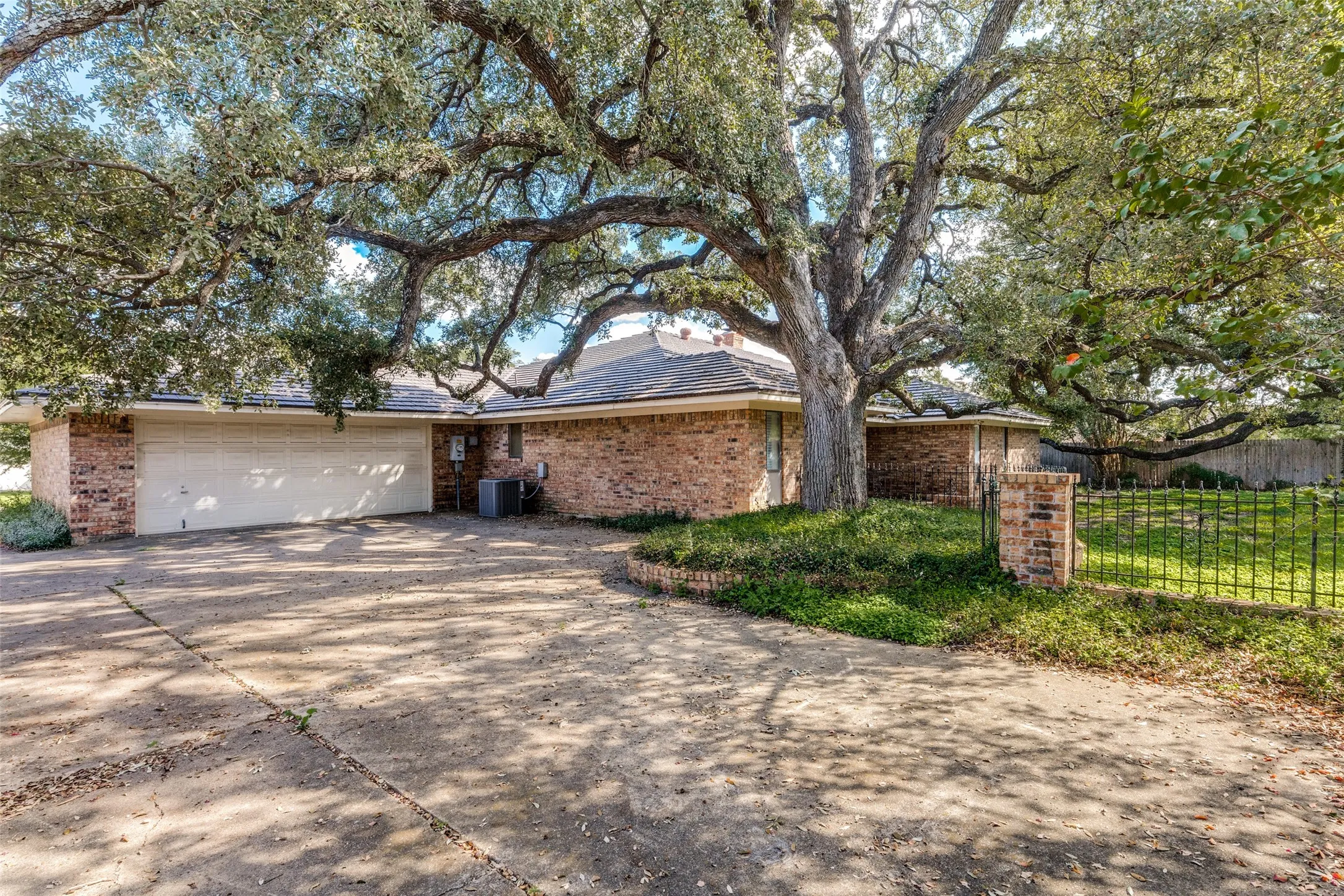 Single Family Residence For Sale in Tarrant County , 3716 Stoney Creek Road, Fort Worth, Texas 76116, 4 Bedroom, 3 Bathroom, 2 Garage spaces, 2,986 Sqft, built in 1975, mls#21398387, Real Estate Agent in Fort Worth, Homes For Sale in Tarrant county, Homes For Sale in Fort Worth, Realtor in Fort Worth Texas, Real Estate Brokerage Independent Realty Texas, Luminita Cordes Realtor
