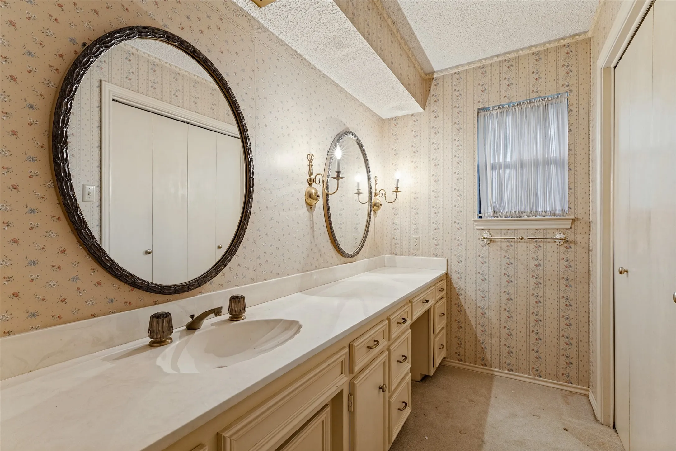 Single Family Residence For Sale in Tarrant County , 3716 Stoney Creek Road, Fort Worth, Texas 76116, 4 Bedroom, 3 Bathroom, 2 Garage spaces, 2,986 Sqft, built in 1975, mls#21398387, Real Estate Agent in Fort Worth, Homes For Sale in Tarrant county, Homes For Sale in Fort Worth, Realtor in Fort Worth Texas, Real Estate Brokerage Independent Realty Texas, Luminita Cordes Realtor
