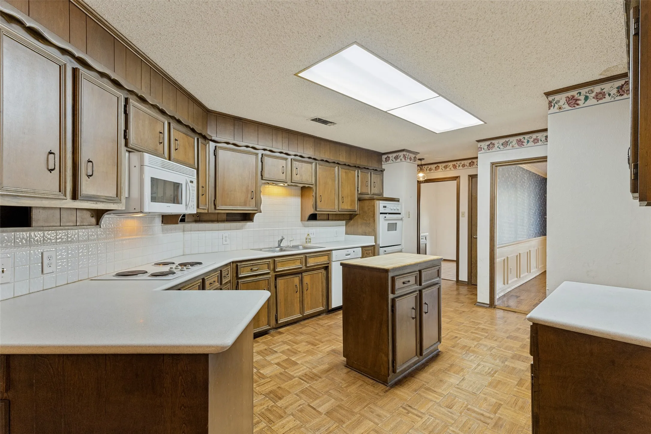 Single Family Residence For Sale in Tarrant County , 3716 Stoney Creek Road, Fort Worth, Texas 76116, 4 Bedroom, 3 Bathroom, 2 Garage spaces, 2,986 Sqft, built in 1975, mls#21398387, Real Estate Agent in Fort Worth, Homes For Sale in Tarrant county, Homes For Sale in Fort Worth, Realtor in Fort Worth Texas, Real Estate Brokerage Independent Realty Texas, Luminita Cordes Realtor