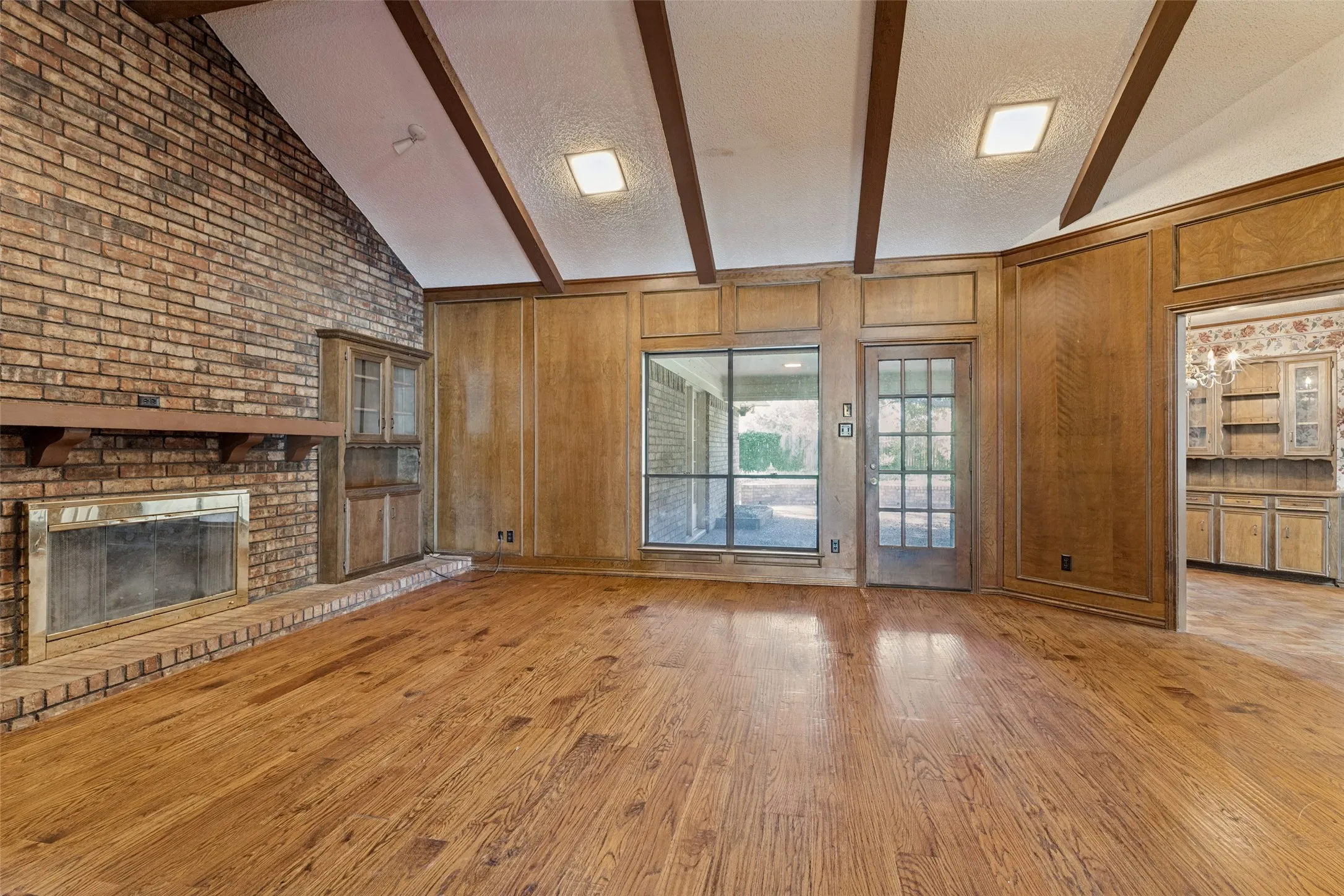 Single Family Residence For Sale in Tarrant County , 3716 Stoney Creek Road, Fort Worth, Texas 76116, 4 Bedroom, 3 Bathroom, 2 Garage spaces, 2,986 Sqft, built in 1975, mls#21398387, Real Estate Agent in Fort Worth, Homes For Sale in Tarrant county, Homes For Sale in Fort Worth, Realtor in Fort Worth Texas, Real Estate Brokerage Independent Realty Texas, Luminita Cordes Realtor