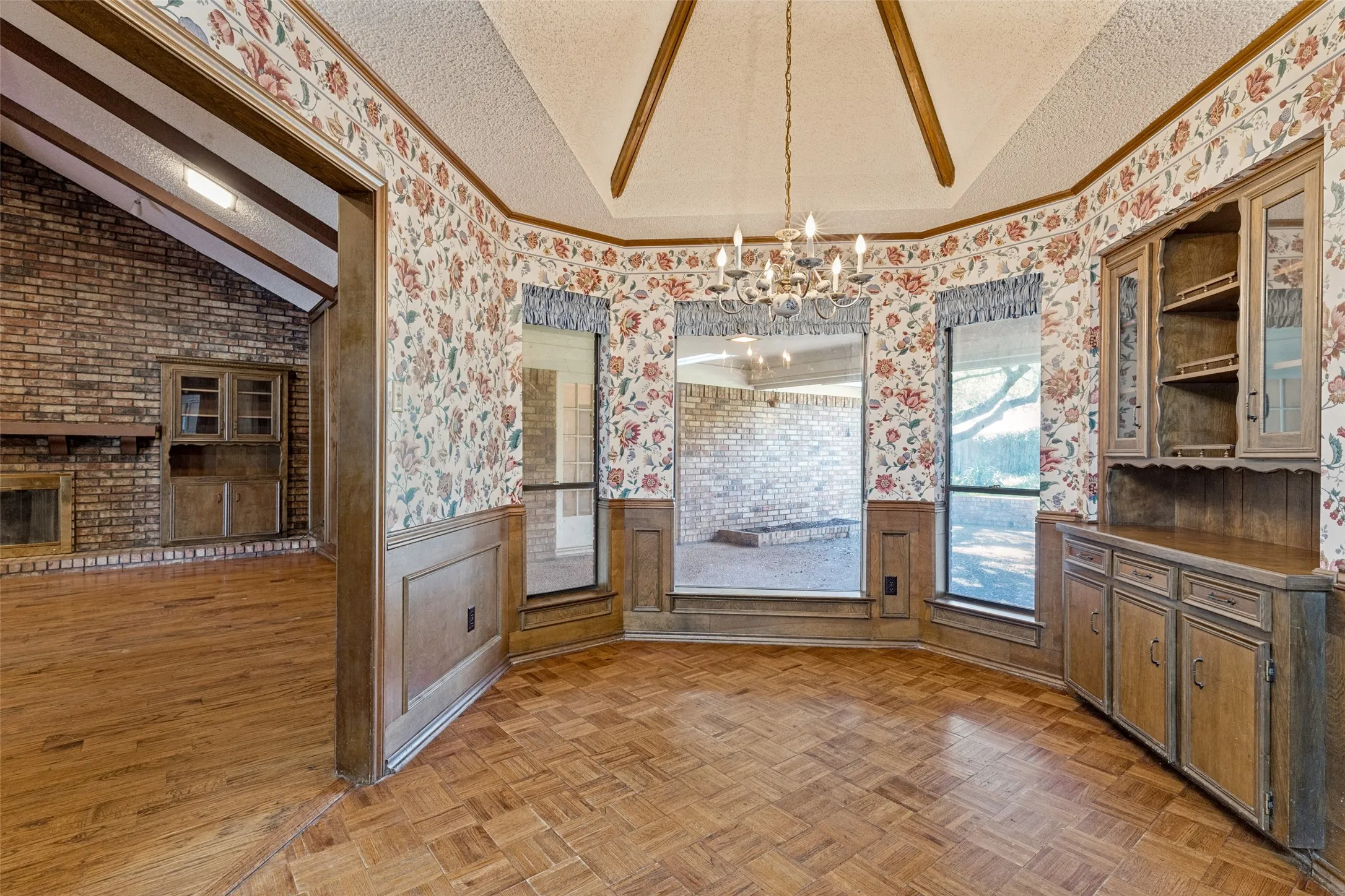 Single Family Residence For Sale in Tarrant County , 3716 Stoney Creek Road, Fort Worth, Texas 76116, 4 Bedroom, 3 Bathroom, 2 Garage spaces, 2,986 Sqft, built in 1975, mls#21398387, Real Estate Agent in Fort Worth, Homes For Sale in Tarrant county, Homes For Sale in Fort Worth, Realtor in Fort Worth Texas, Real Estate Brokerage Independent Realty Texas, Luminita Cordes Realtor