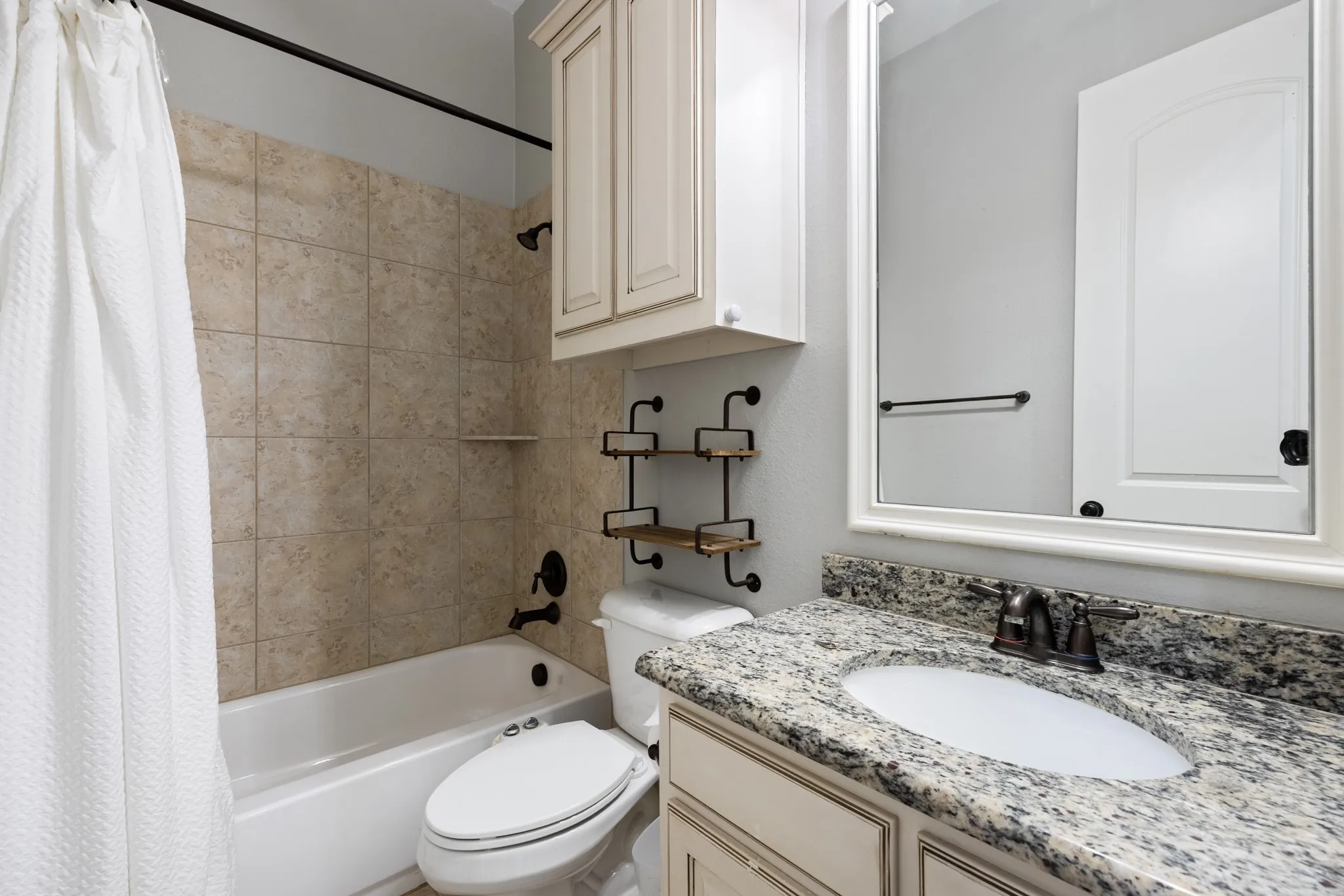 Single Family Residence For Sale in Rockwall County , 205 Chatfield Drive, Rockwall, Texas 75087, 4 Bedroom, 4 Bathroom, 2 Garage spaces, 3,454 Sqft, built in 2011, mls#21411639, Real Estate Agent in Rockwall, Homes For Sale in Rockwall county, Homes For Sale in Rockwall, Realtor in Rockwall Texas, Real Estate Brokerage Independent Realty Texas, Luminita Cordes Realtor