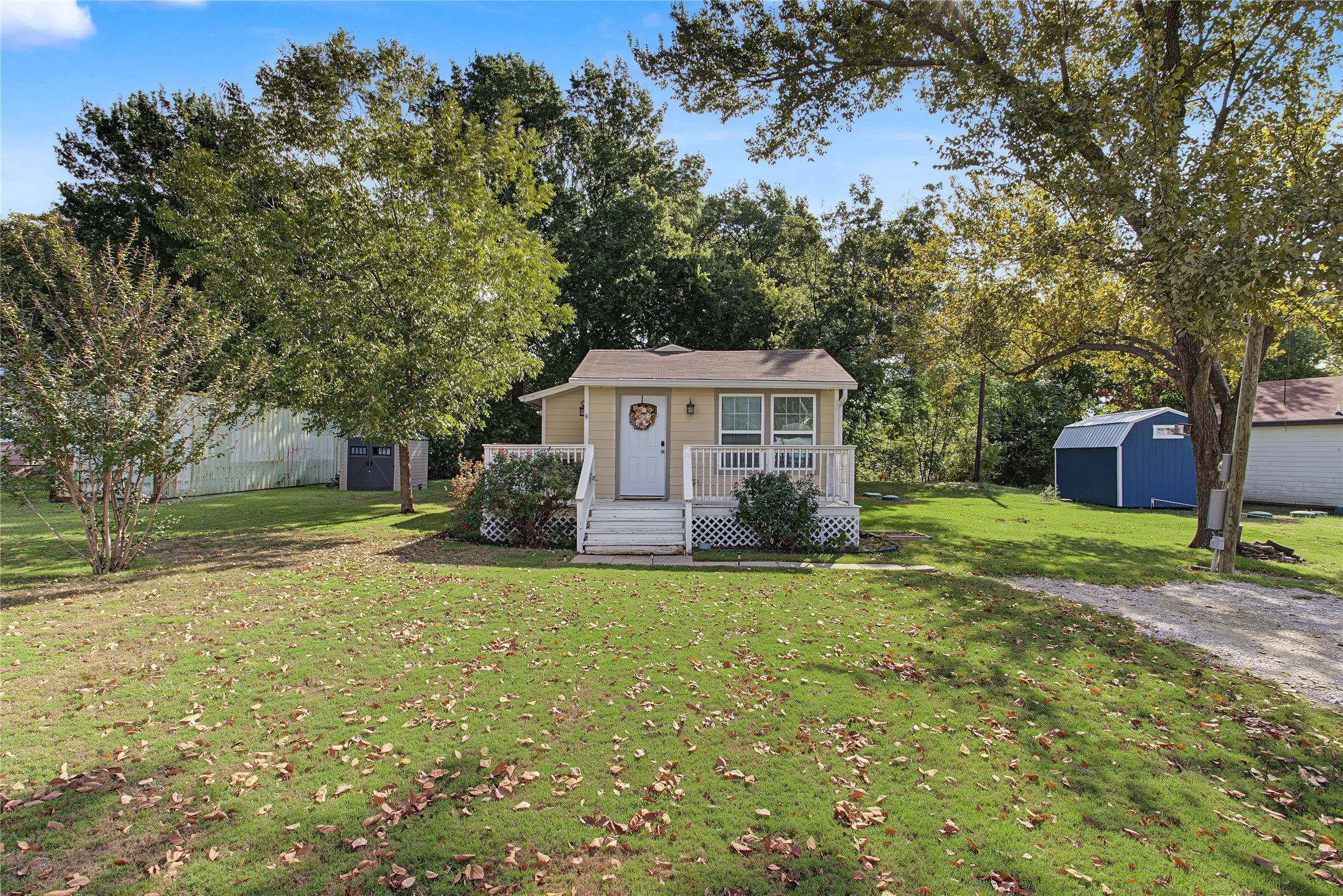Single Family Residence For Sale in Tarrant County , 328 Spring Valley Circle, Azle, Texas 76020, 2 Bedroom, 2 Bathroom, Garage spaces, 925 Sqft, built in 2018, mls#21412388, Real Estate Agent in Azle, Homes For Sale in Tarrant county, Homes For Sale in Azle, Realtor in Azle Texas, Real Estate Brokerage Independent Realty Texas, Luminita Cordes Realtor
