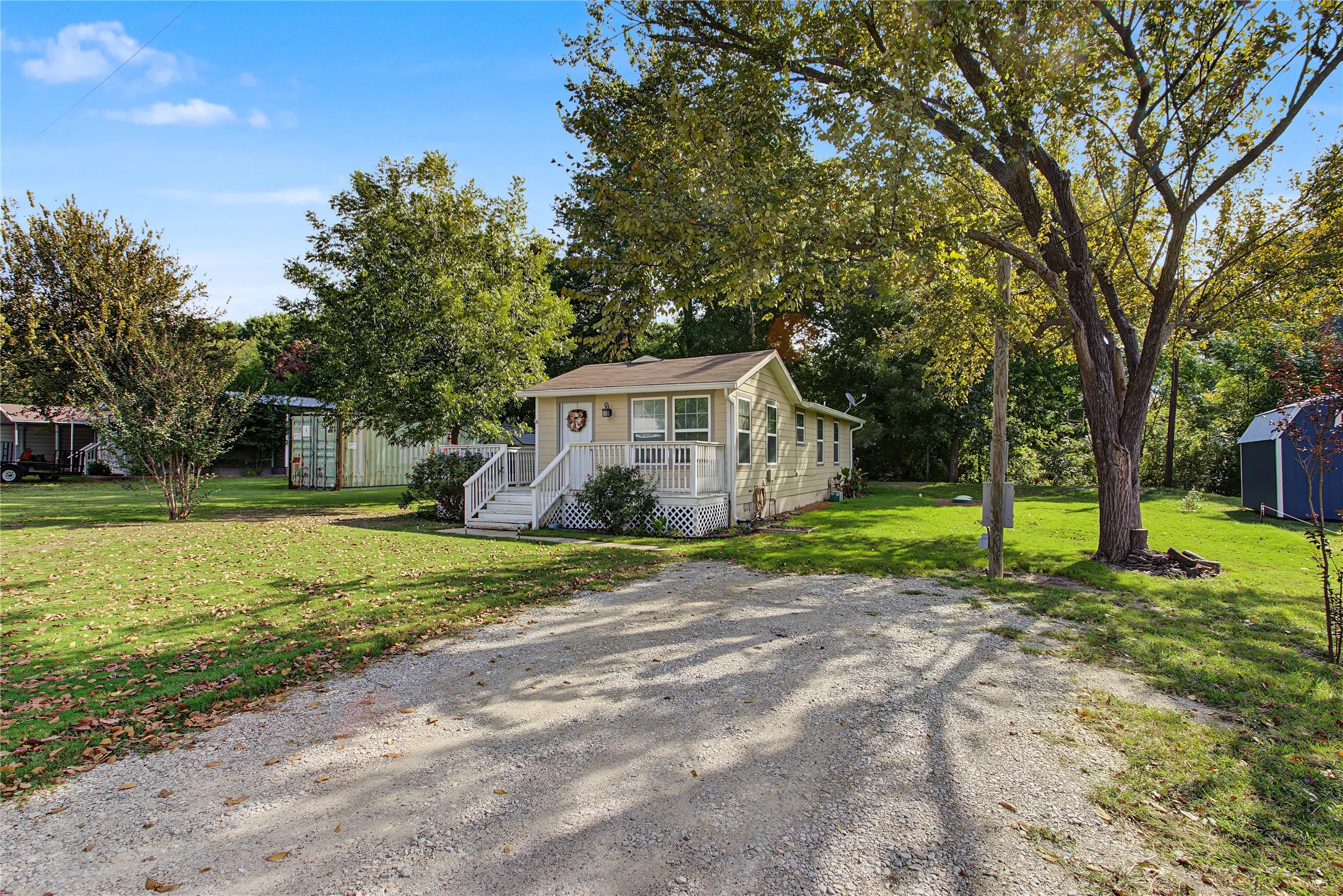 Single Family Residence For Sale in Tarrant County , 328 Spring Valley Circle, Azle, Texas 76020, 2 Bedroom, 2 Bathroom, Garage spaces, 925 Sqft, built in 2018, mls#21412388, Real Estate Agent in Azle, Homes For Sale in Tarrant county, Homes For Sale in Azle, Realtor in Azle Texas, Real Estate Brokerage Independent Realty Texas, Luminita Cordes Realtor