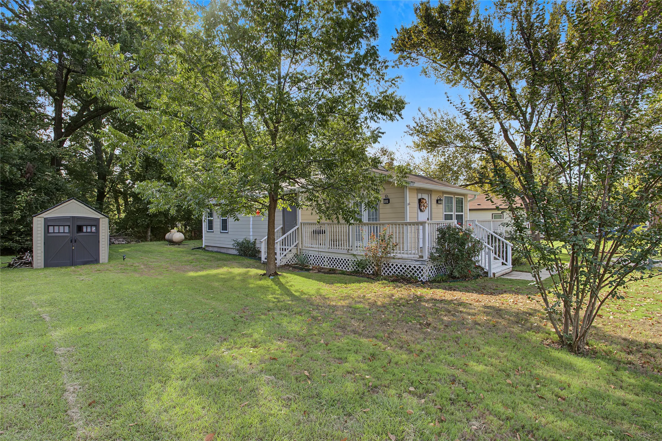 Single Family Residence For Sale in Tarrant County , 328 Spring Valley Circle, Azle, Texas 76020, 2 Bedroom, 2 Bathroom, Garage spaces, 925 Sqft, built in 2018, mls#21412388, Real Estate Agent in Azle, Homes For Sale in Tarrant county, Homes For Sale in Azle, Realtor in Azle Texas, Real Estate Brokerage Independent Realty Texas, Luminita Cordes Realtor