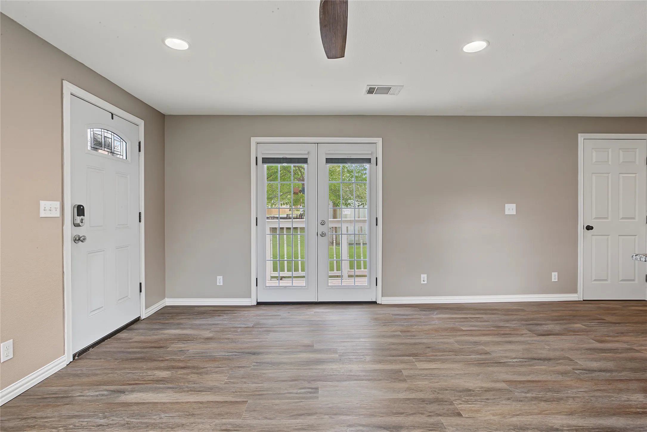 Single Family Residence For Sale in Tarrant County , 328 Spring Valley Circle, Azle, Texas 76020, 2 Bedroom, 2 Bathroom, Garage spaces, 925 Sqft, built in 2018, mls#21412388, Real Estate Agent in Azle, Homes For Sale in Tarrant county, Homes For Sale in Azle, Realtor in Azle Texas, Real Estate Brokerage Independent Realty Texas, Luminita Cordes Realtor