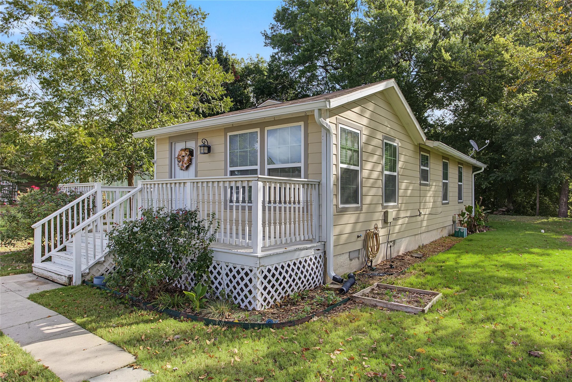 Single Family Residence For Sale in Tarrant County , 328 Spring Valley Circle, Azle, Texas 76020, 2 Bedroom, 2 Bathroom, Garage spaces, 925 Sqft, built in 2018, mls#21412388, Real Estate Agent in Azle, Homes For Sale in Tarrant county, Homes For Sale in Azle, Realtor in Azle Texas, Real Estate Brokerage Independent Realty Texas, Luminita Cordes Realtor