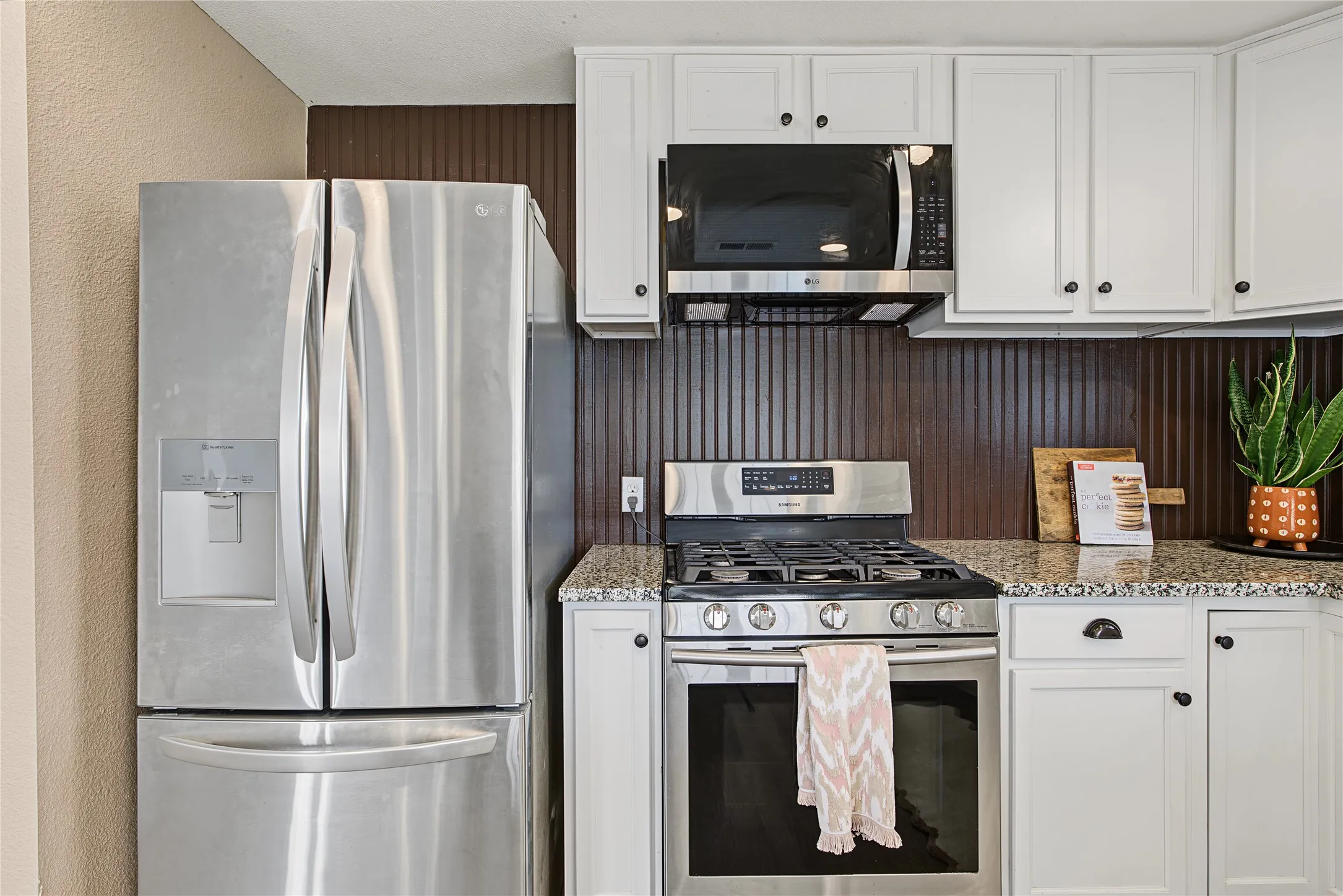 Single Family Residence For Sale in Tarrant County , 328 Spring Valley Circle, Azle, Texas 76020, 2 Bedroom, 2 Bathroom, Garage spaces, 925 Sqft, built in 2018, mls#21412388, Real Estate Agent in Azle, Homes For Sale in Tarrant county, Homes For Sale in Azle, Realtor in Azle Texas, Real Estate Brokerage Independent Realty Texas, Luminita Cordes Realtor