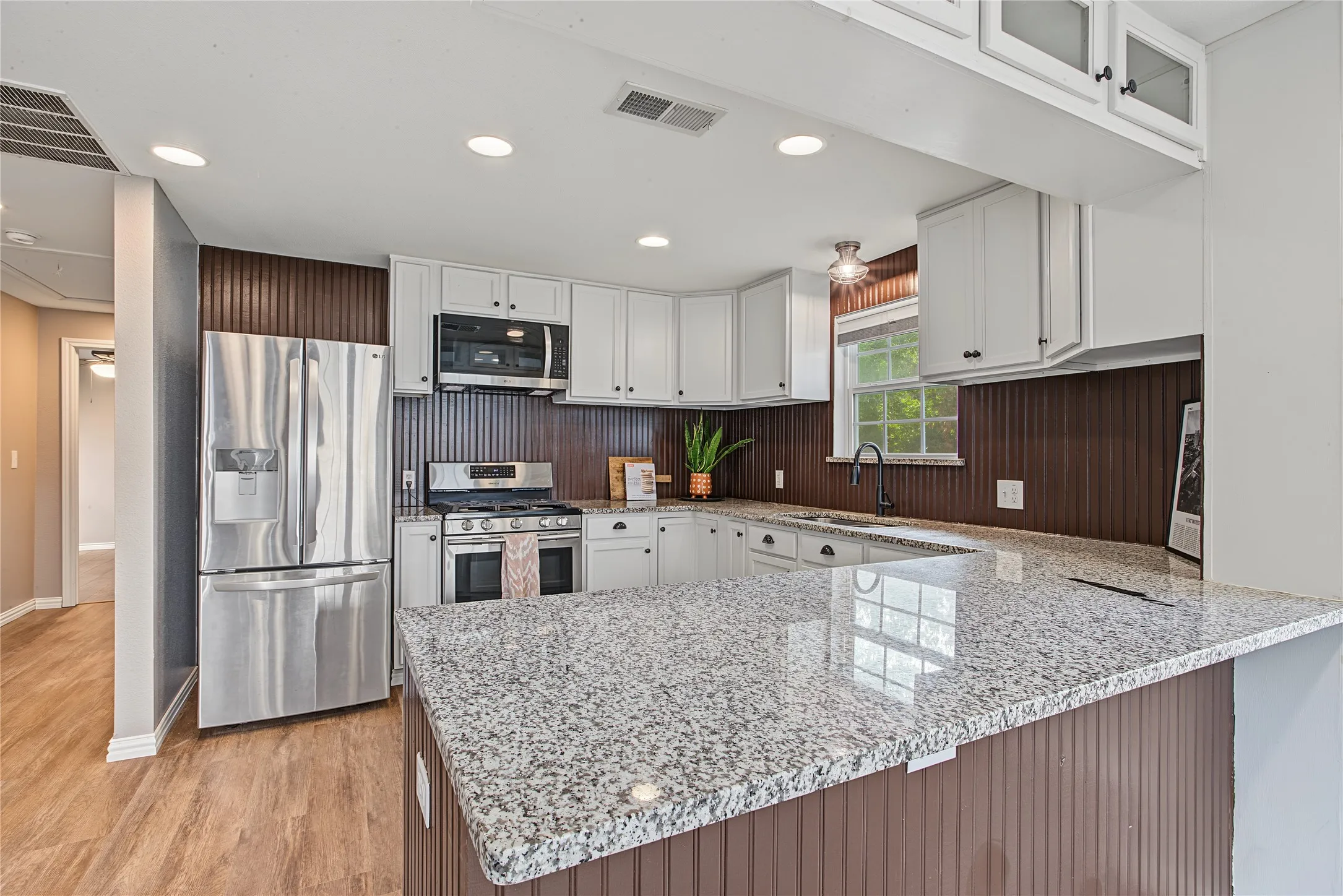 Single Family Residence For Sale in Tarrant County , 328 Spring Valley Circle, Azle, Texas 76020, 2 Bedroom, 2 Bathroom, Garage spaces, 925 Sqft, built in 2018, mls#21412388, Real Estate Agent in Azle, Homes For Sale in Tarrant county, Homes For Sale in Azle, Realtor in Azle Texas, Real Estate Brokerage Independent Realty Texas, Luminita Cordes Realtor