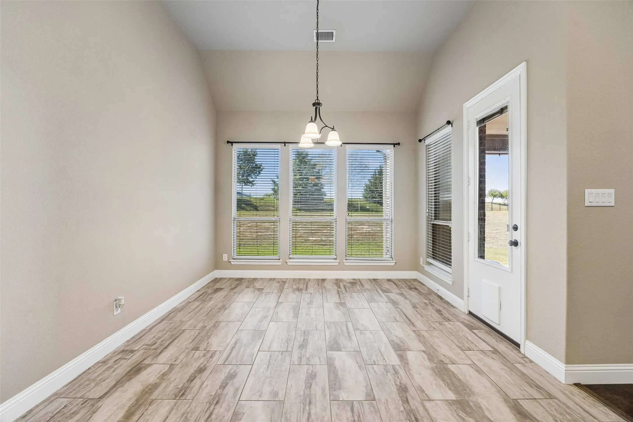 Single Family Residence For Sale in Rockwall County , 605 Calm Crest Drive, Rockwall, Texas 75087, 4 Bedroom, 5 Bathroom, 4 Garage spaces, 3,613 Sqft, built in 2019, mls#21411591, Real Estate Agent in Rockwall, Homes For Sale in Rockwall county, Homes For Sale in Rockwall, Realtor in Rockwall Texas, Real Estate Brokerage Independent Realty Texas, Luminita Cordes Realtor