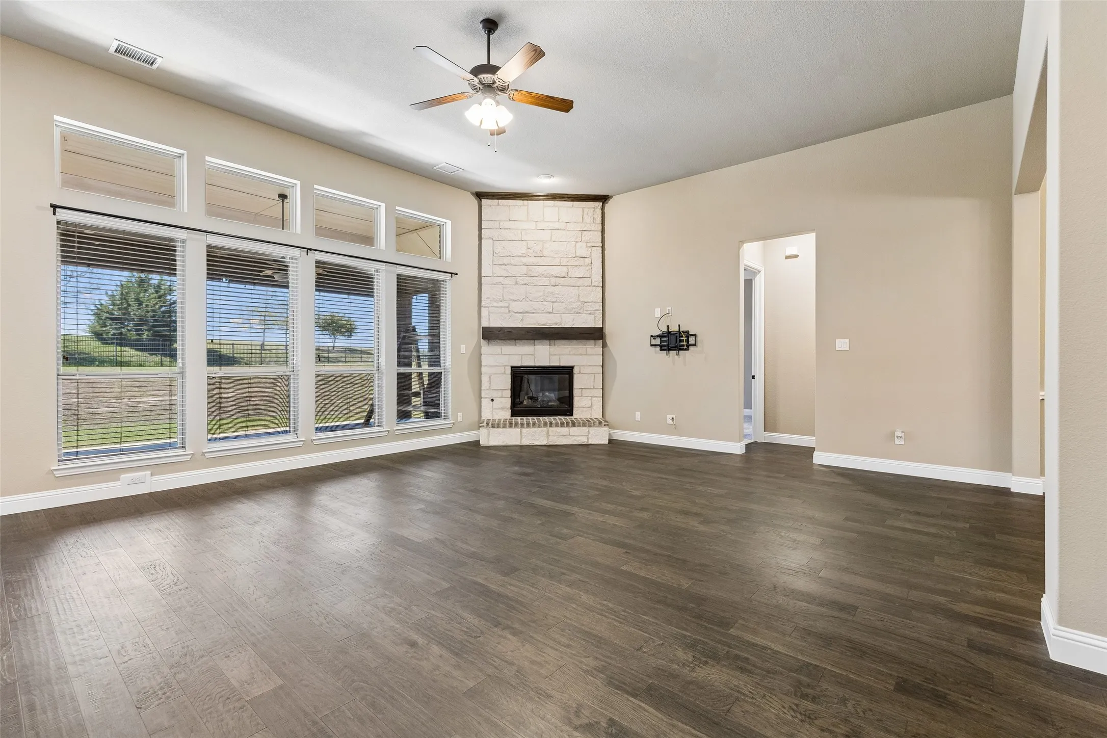 Single Family Residence For Sale in Rockwall County , 605 Calm Crest Drive, Rockwall, Texas 75087, 4 Bedroom, 5 Bathroom, 4 Garage spaces, 3,613 Sqft, built in 2019, mls#21411591, Real Estate Agent in Rockwall, Homes For Sale in Rockwall county, Homes For Sale in Rockwall, Realtor in Rockwall Texas, Real Estate Brokerage Independent Realty Texas, Luminita Cordes Realtor