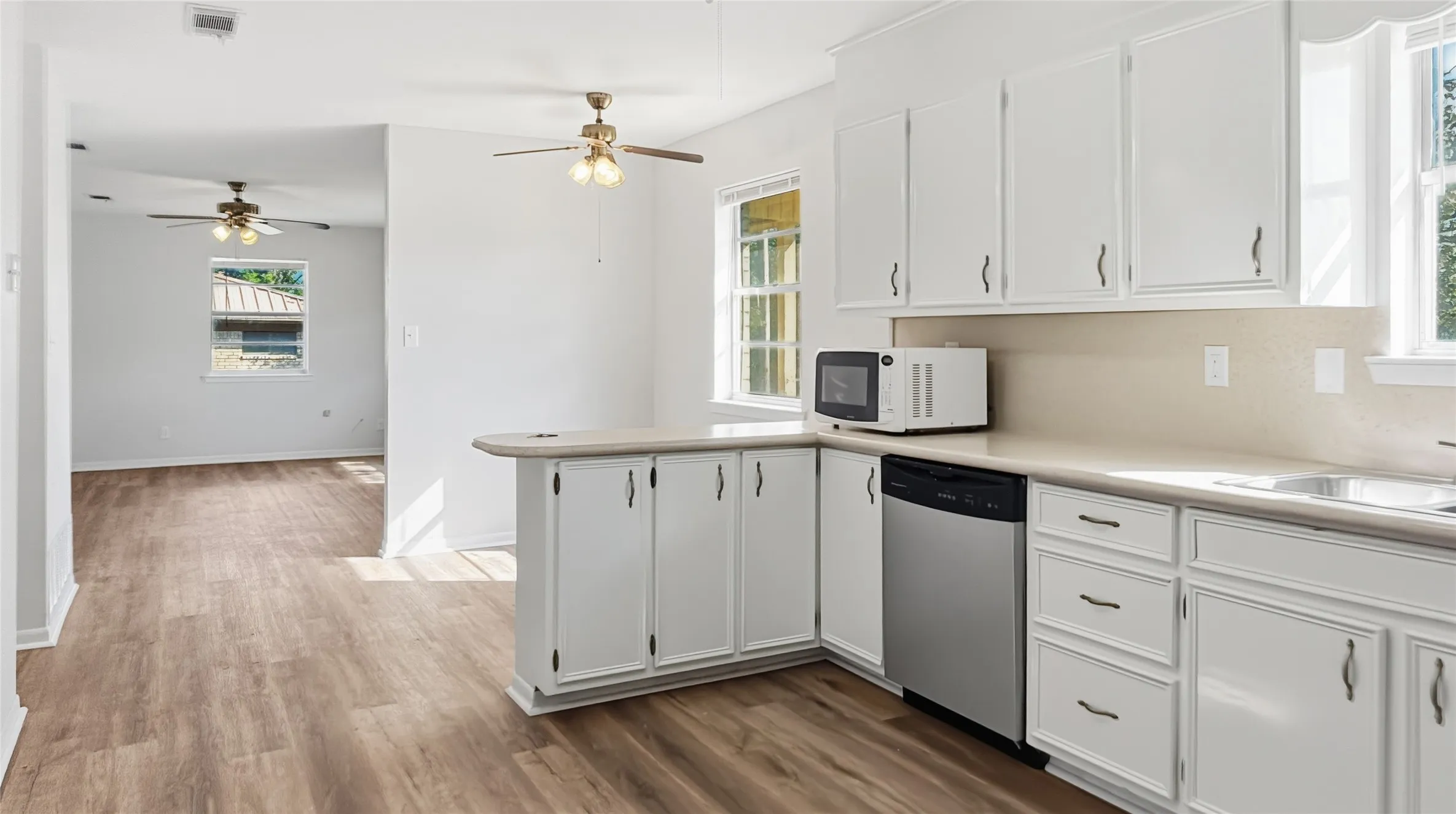 Single Family Residence For Sale in Hamilton County , 905 W Standifer Street, Hamilton, Texas 76531, 2 Bedroom, 1 Bathroom, Garage spaces, 1,164 Sqft, built in 1985, mls#21412860, Real Estate Agent in Hamilton, Homes For Sale in Hamilton county, Homes For Sale in Hamilton, Realtor in Hamilton Texas, Real Estate Brokerage Independent Realty Texas, Luminita Cordes Realtor